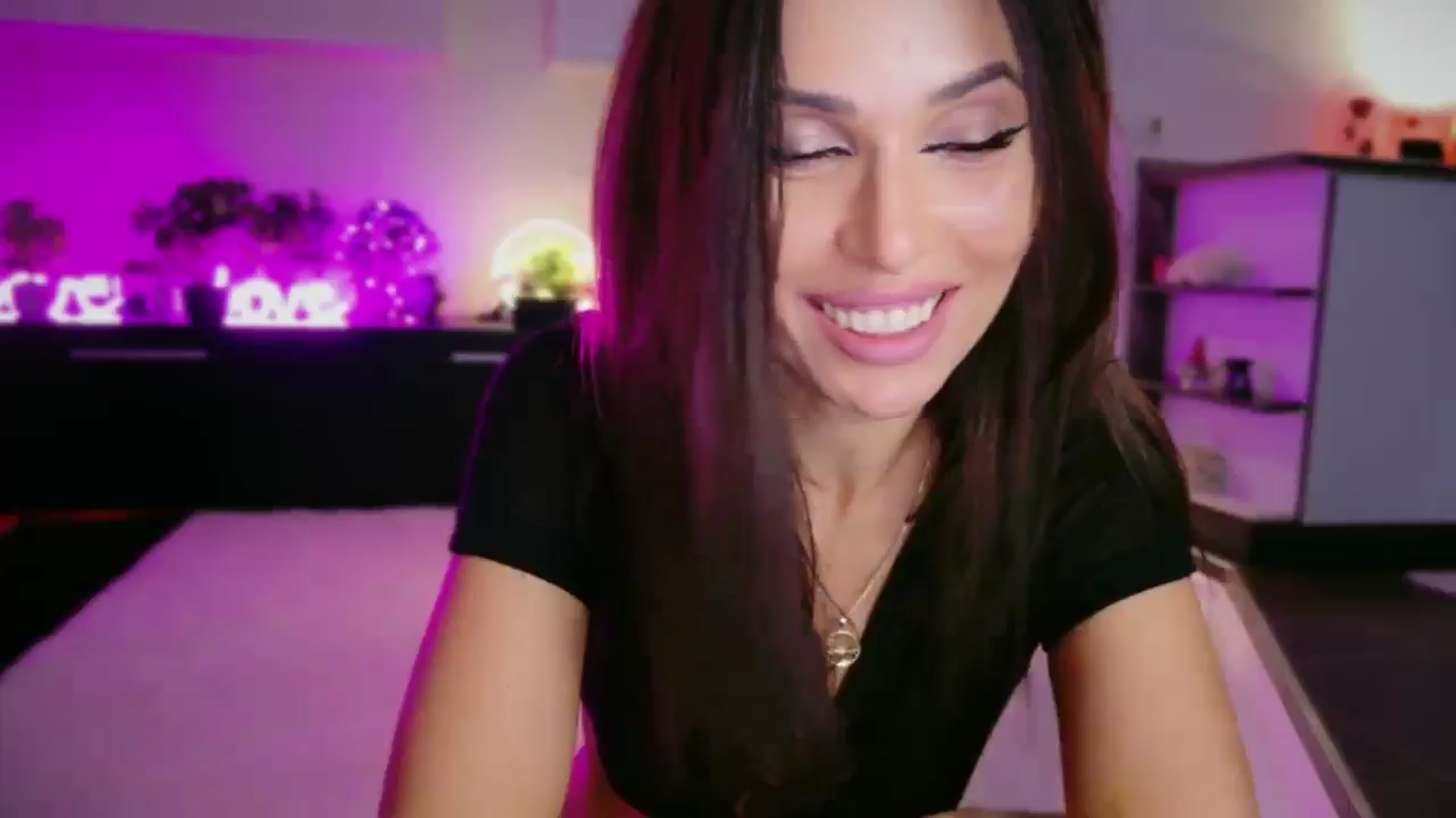 Gallery image thumbnail from SmileyTinaa's myfreecams stream on, 12/05/2025, 04:15 image 6 of 20