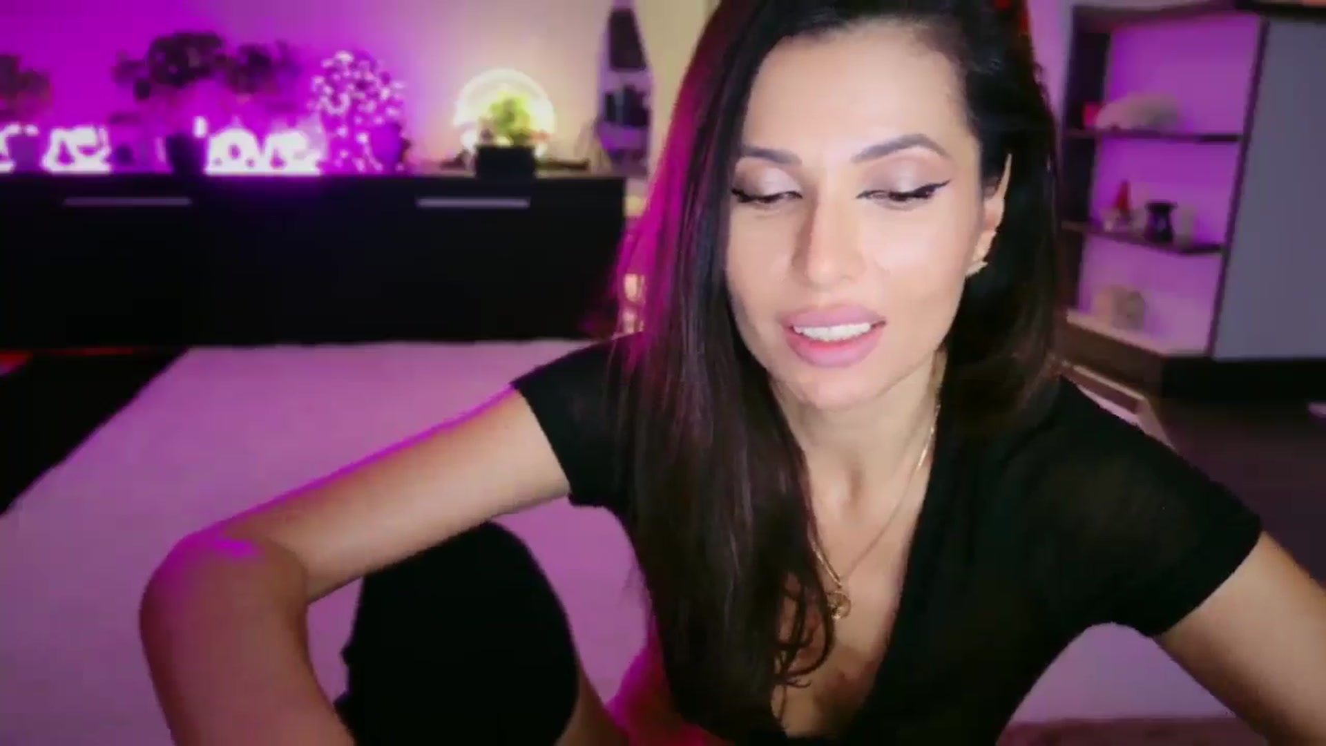 Gallery image thumbnail from SmileyTinaa's myfreecams stream on, 12/05/2025, 04:15 image 3 of 20