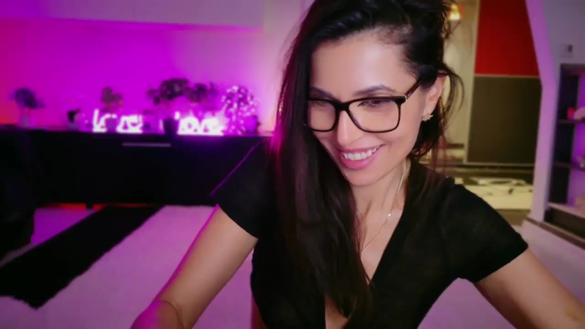 Gallery image thumbnail from SmileyTinaa's myfreecams stream on, 12/05/2025, 06:55 image 1 of 20