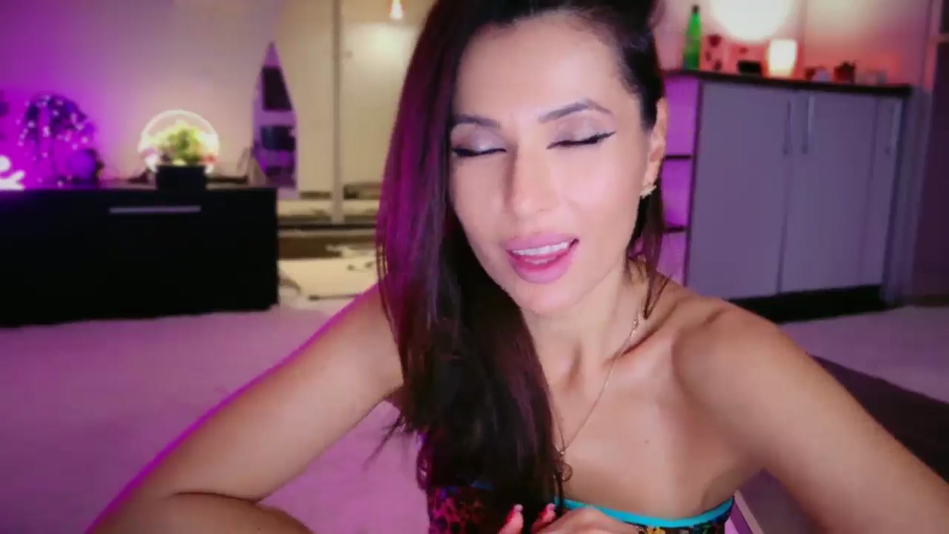 Gallery image thumbnail from SmileyTinaa's myfreecams stream on, 12/06/2025, 03:25 image 15 of 20
