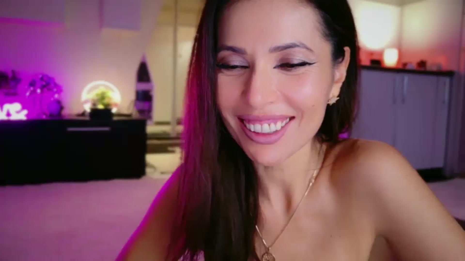 Gallery image thumbnail from SmileyTinaa's myfreecams stream on, 12/06/2025, 04:05 image 5 of 20