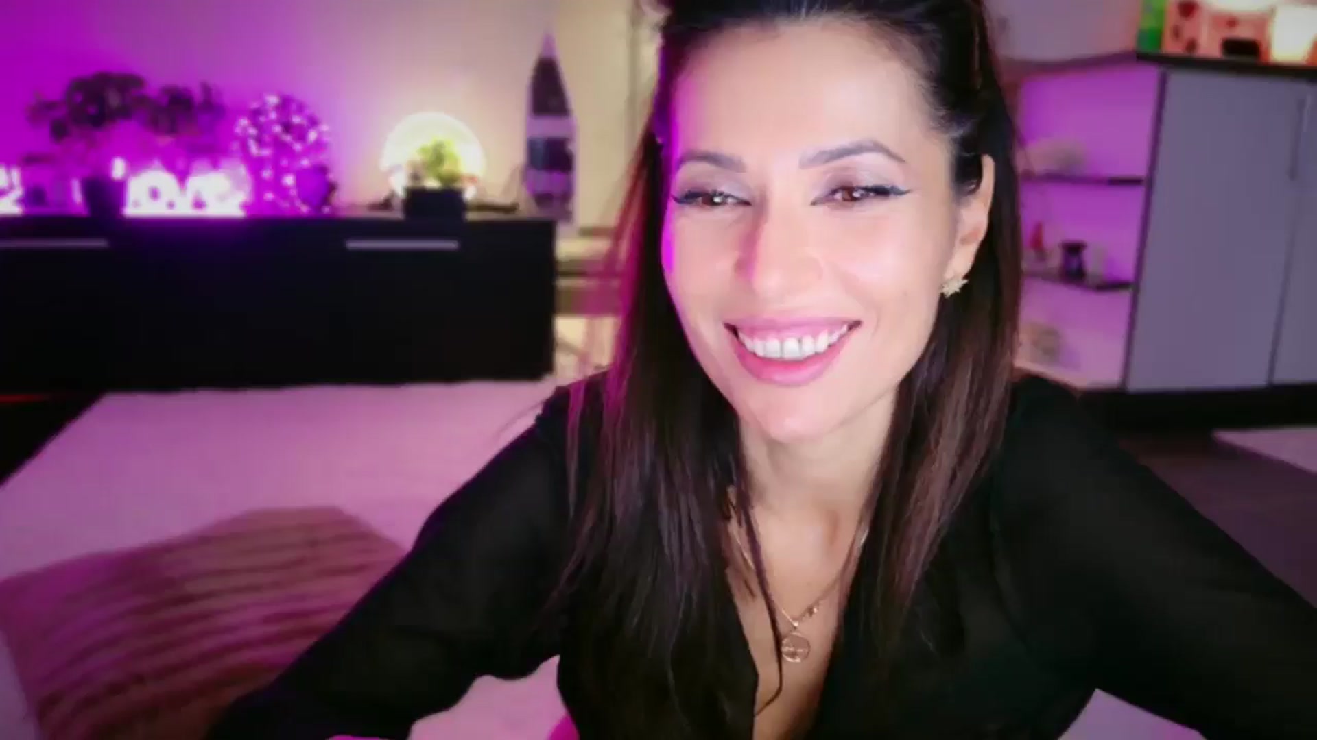 Gallery image thumbnail from SmileyTinaa's myfreecams stream on, 12/06/2025, 07:24 image 10 of 20