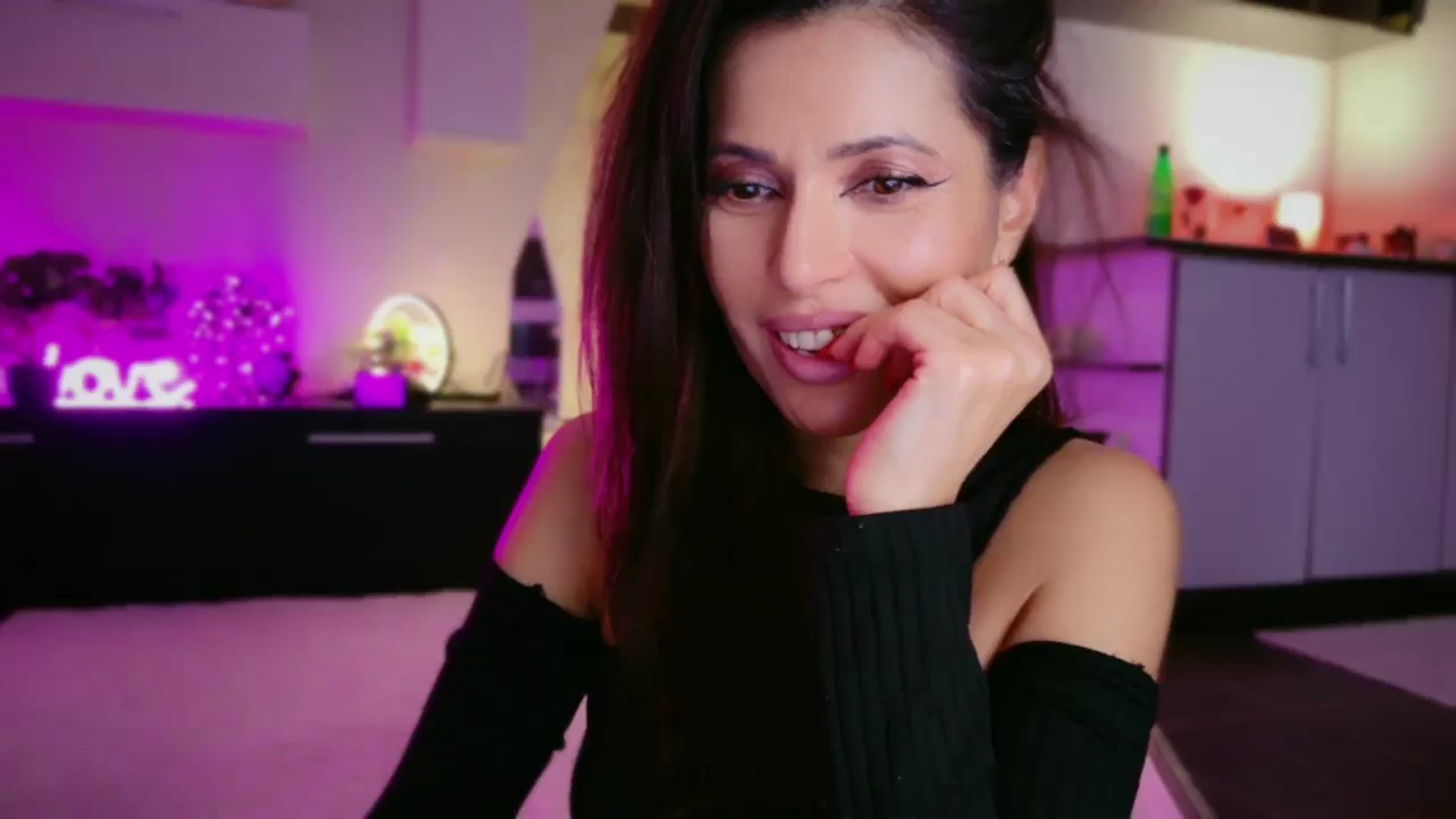 Gallery image thumbnail from SmileyTinaa's myfreecams stream on, 12/12/2025, 24:03 image 6 of 20