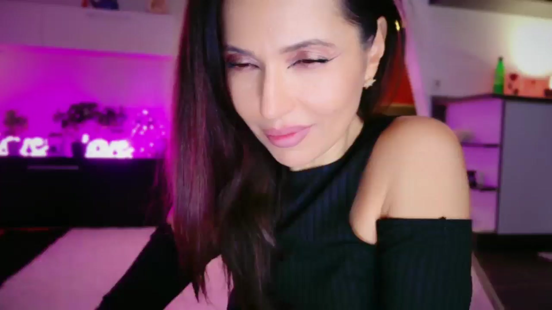 Gallery image thumbnail from SmileyTinaa's myfreecams stream on, 12/12/2025, 24:03 image 14 of 20