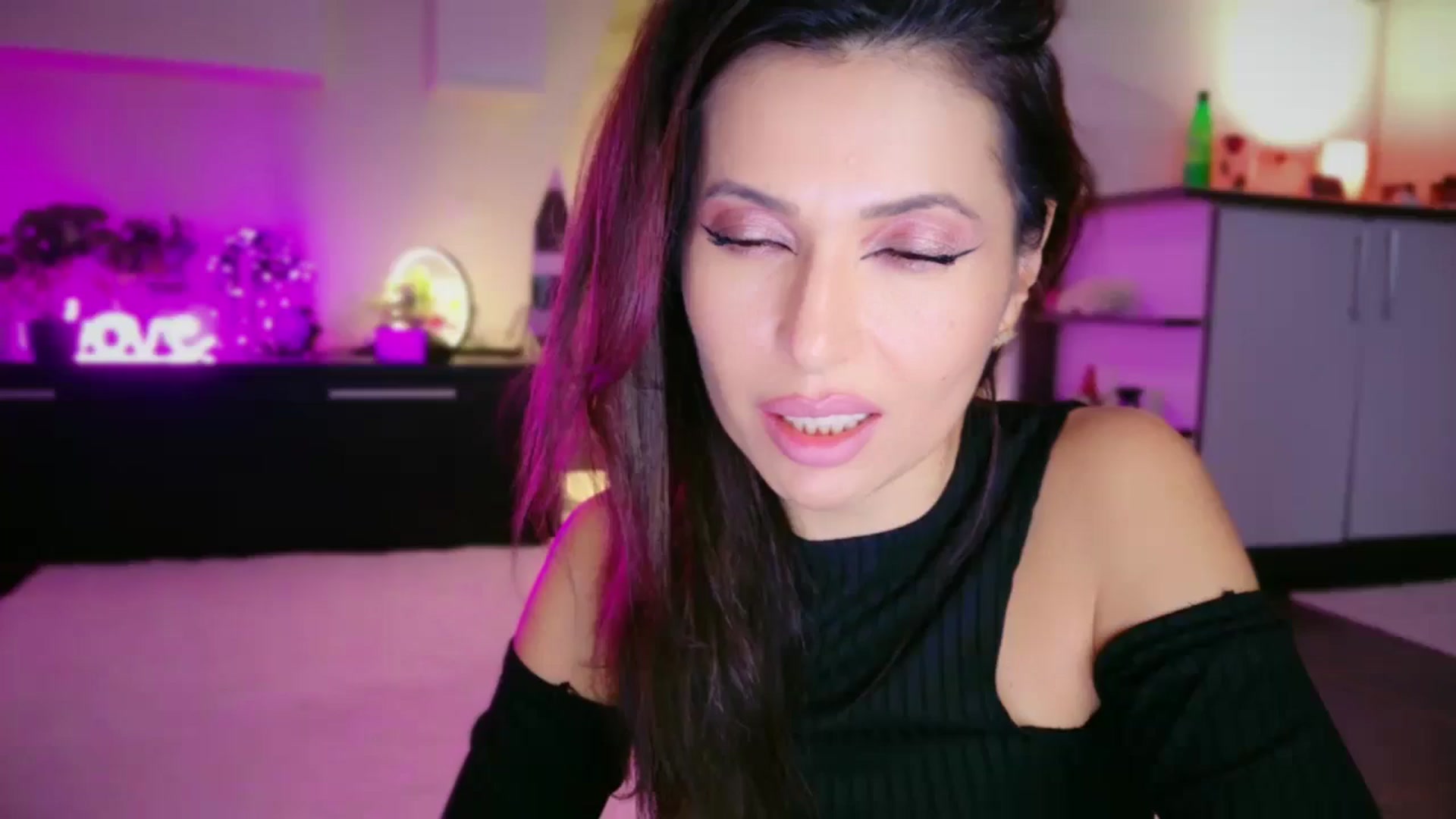 Gallery image thumbnail from SmileyTinaa's myfreecams stream on, 12/12/2025, 24:03 image 1 of 20
