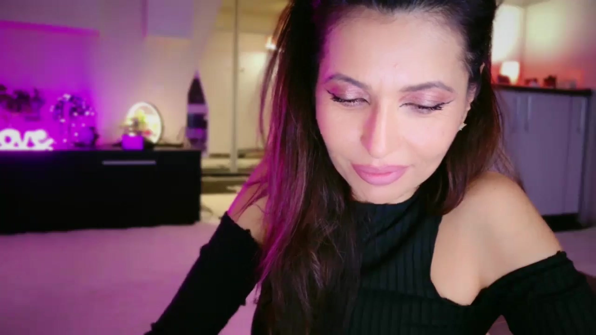 Gallery image thumbnail from SmileyTinaa's myfreecams stream on, 12/12/2025, 24:03 image 8 of 20