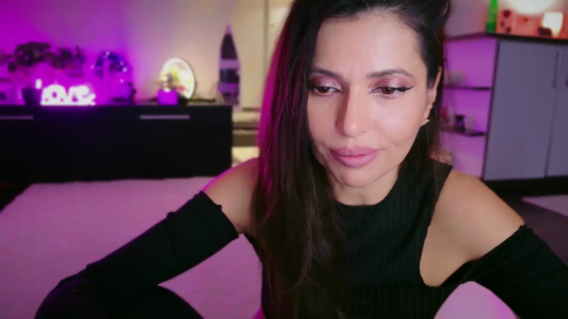 Gallery image thumbnail from SmileyTinaa's myfreecams stream on, 12/12/2025, 24:03 image 3 of 20