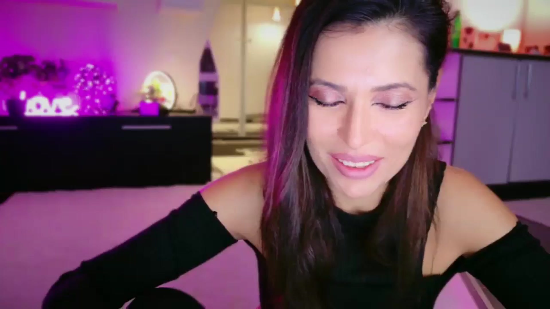 Gallery image thumbnail from SmileyTinaa's myfreecams stream on, 12/12/2025, 24:03 image 5 of 20