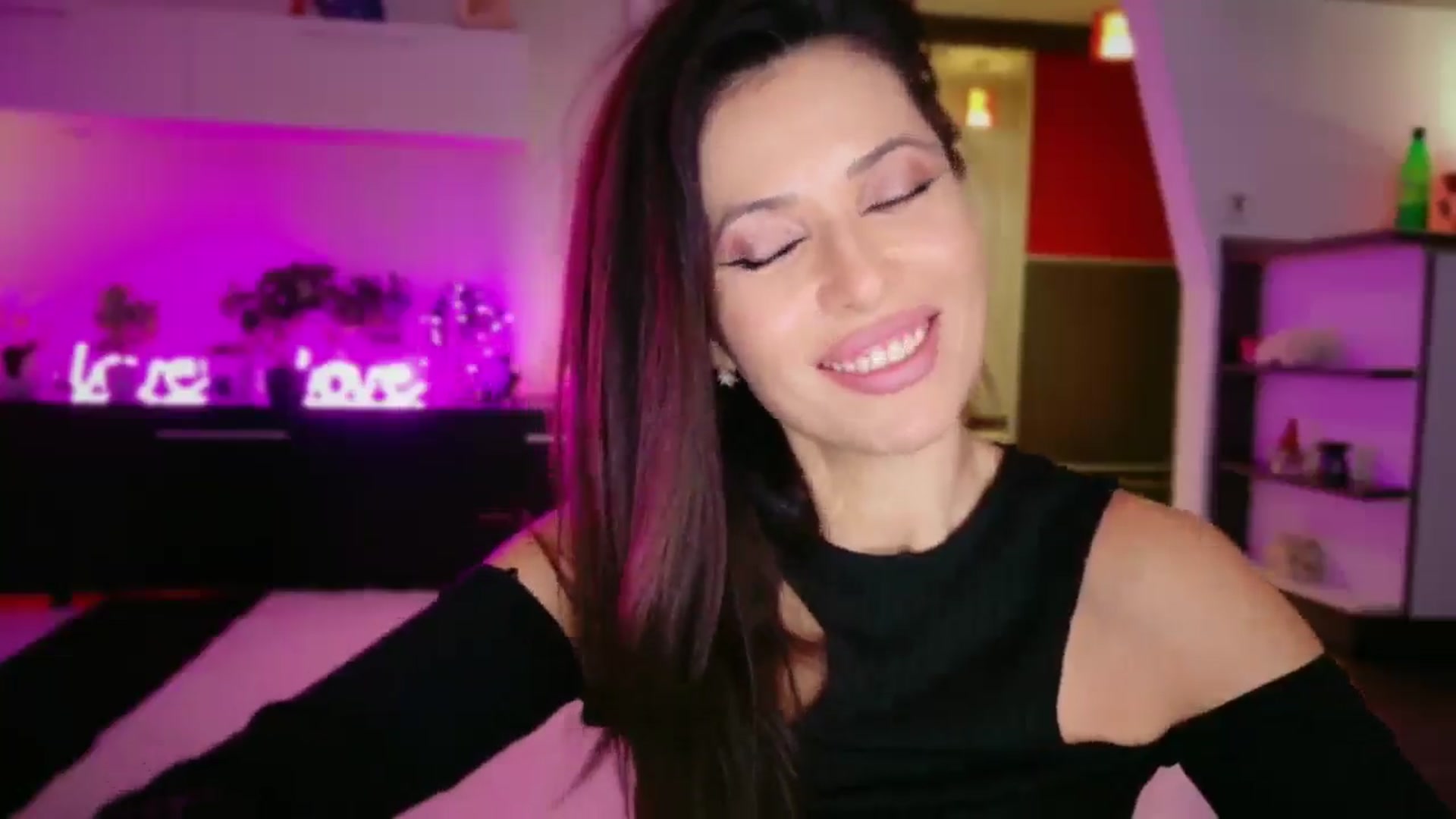 Gallery image thumbnail from SmileyTinaa's myfreecams stream on, 12/12/2025, 24:03 image 10 of 20
