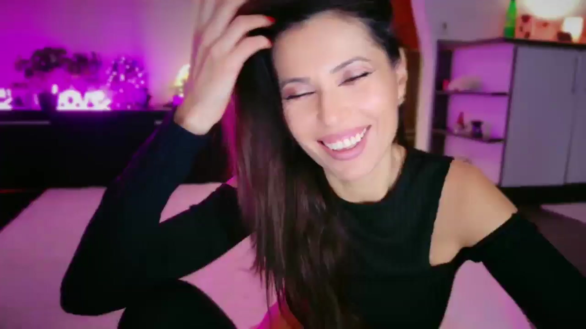 Gallery image thumbnail from SmileyTinaa's myfreecams stream on, 12/12/2025, 24:03 image 7 of 20
