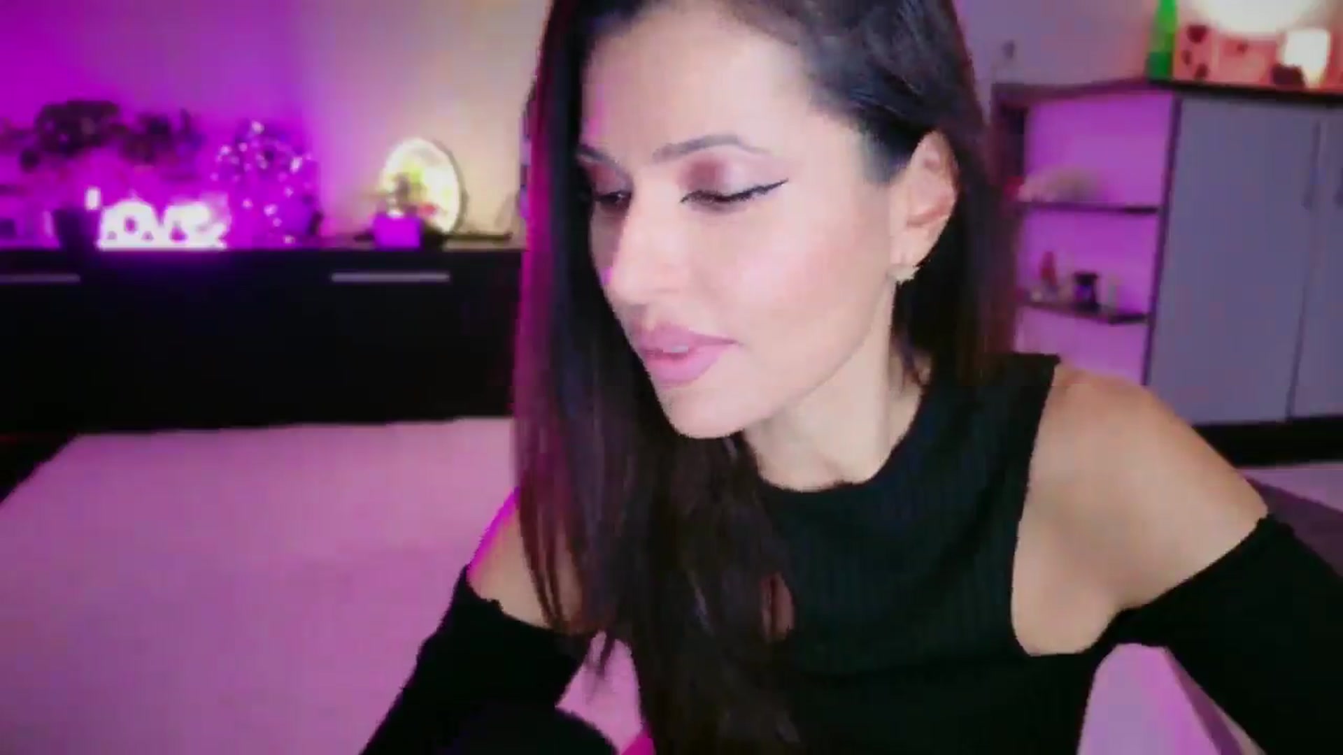 Gallery image thumbnail from SmileyTinaa's myfreecams stream on, 12/12/2025, 24:03 image 4 of 20