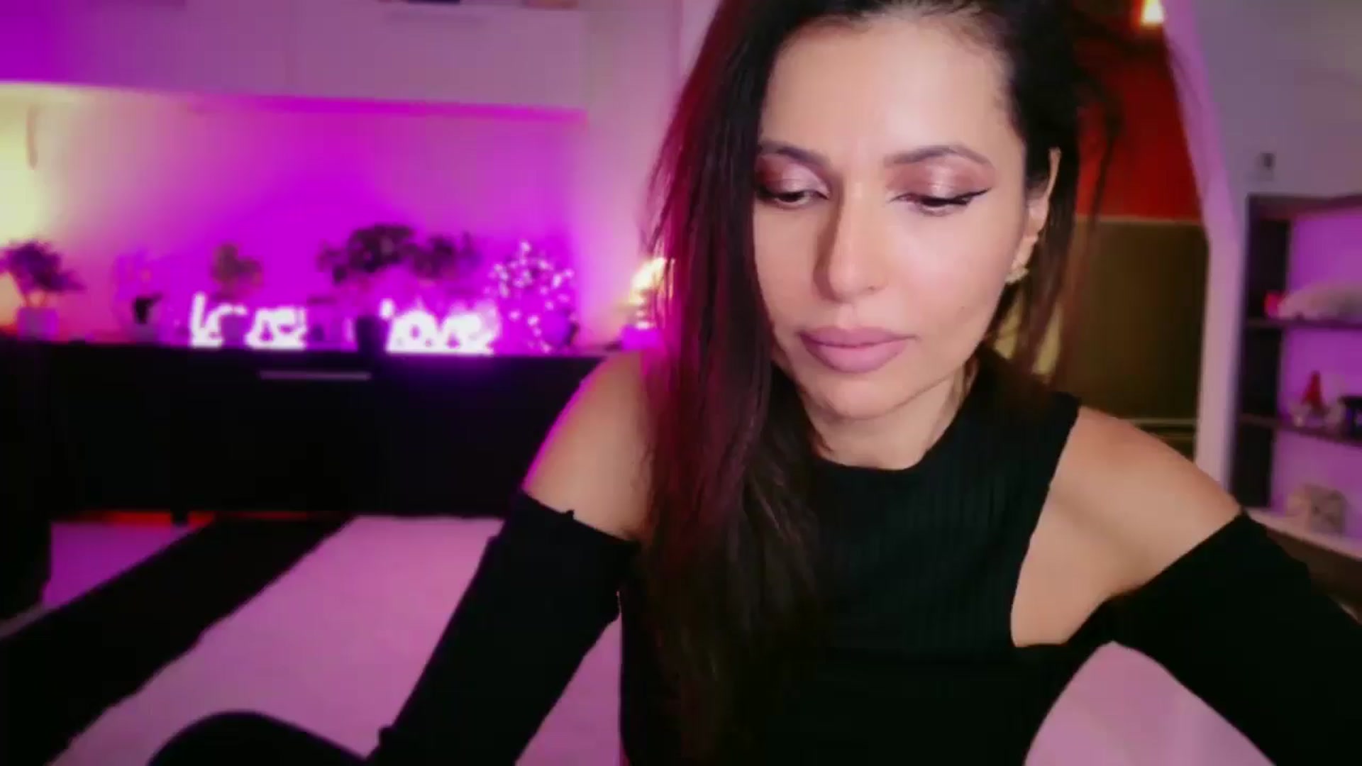 Gallery image thumbnail from SmileyTinaa's myfreecams stream on, 12/12/2025, 04:24 image 1 of 20