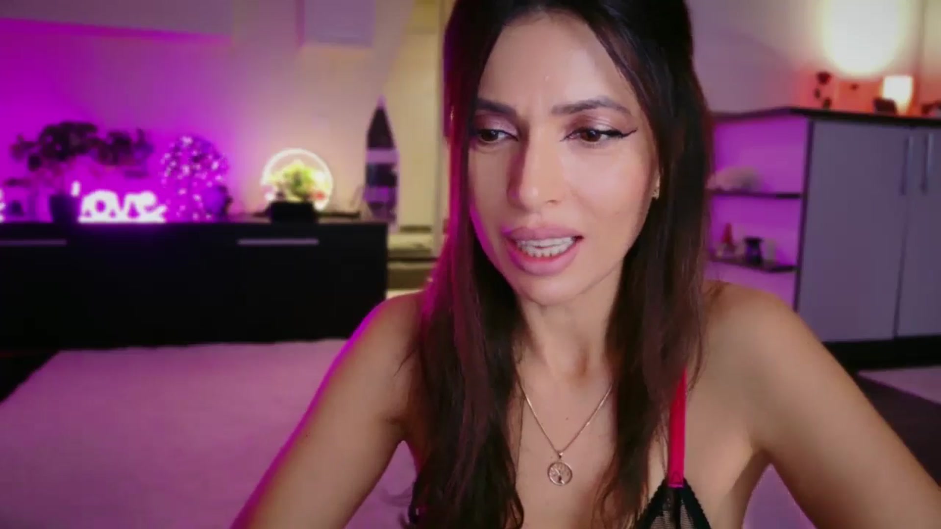 Gallery image thumbnail from SmileyTinaa's myfreecams stream on, 12/12/2025, 22:11 image 3 of 20