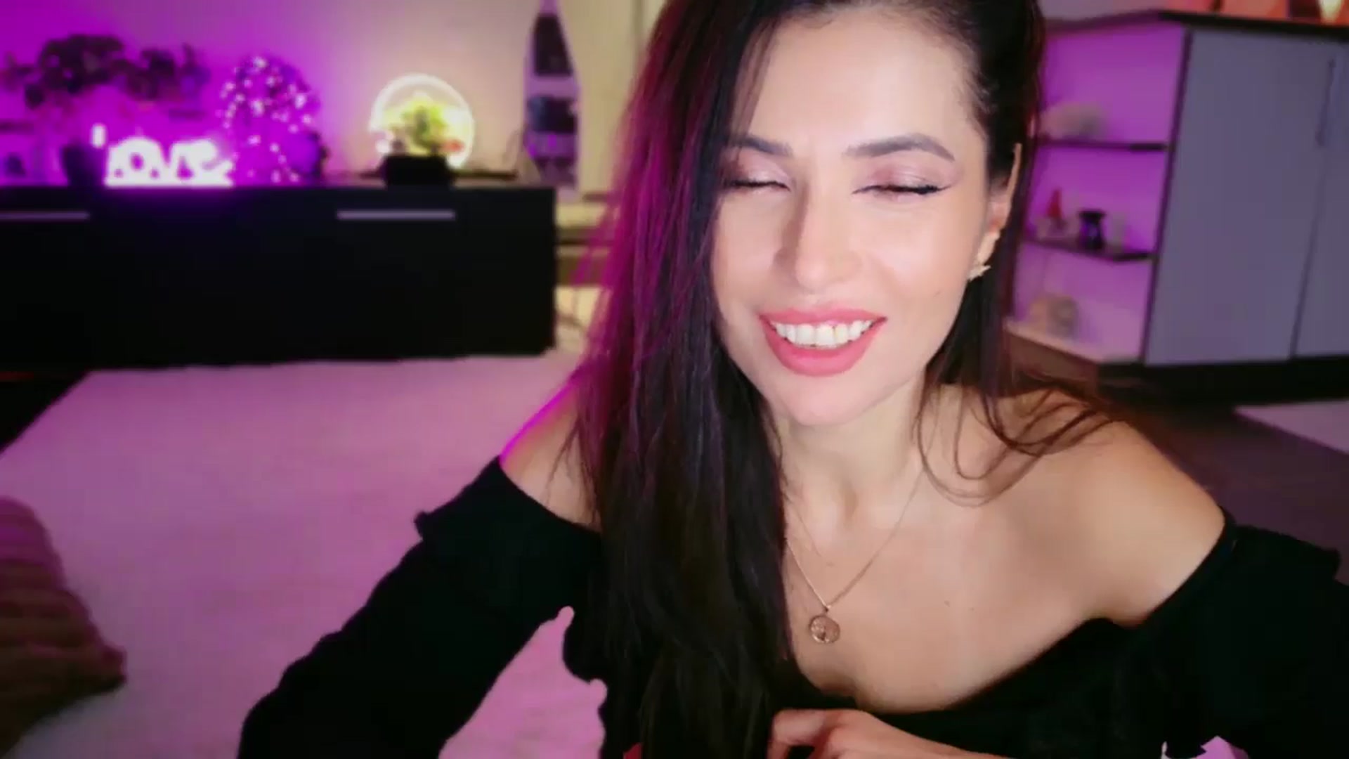 Gallery image thumbnail from SmileyTinaa's myfreecams stream on, 12/19/2025, 04:44 image 2 of 20