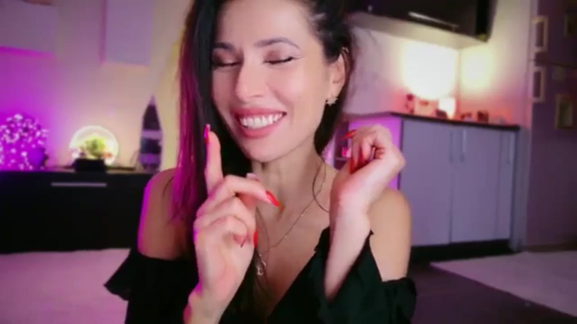 Gallery image thumbnail from SmileyTinaa's myfreecams stream on, 12/19/2025, 04:44 image 15 of 20