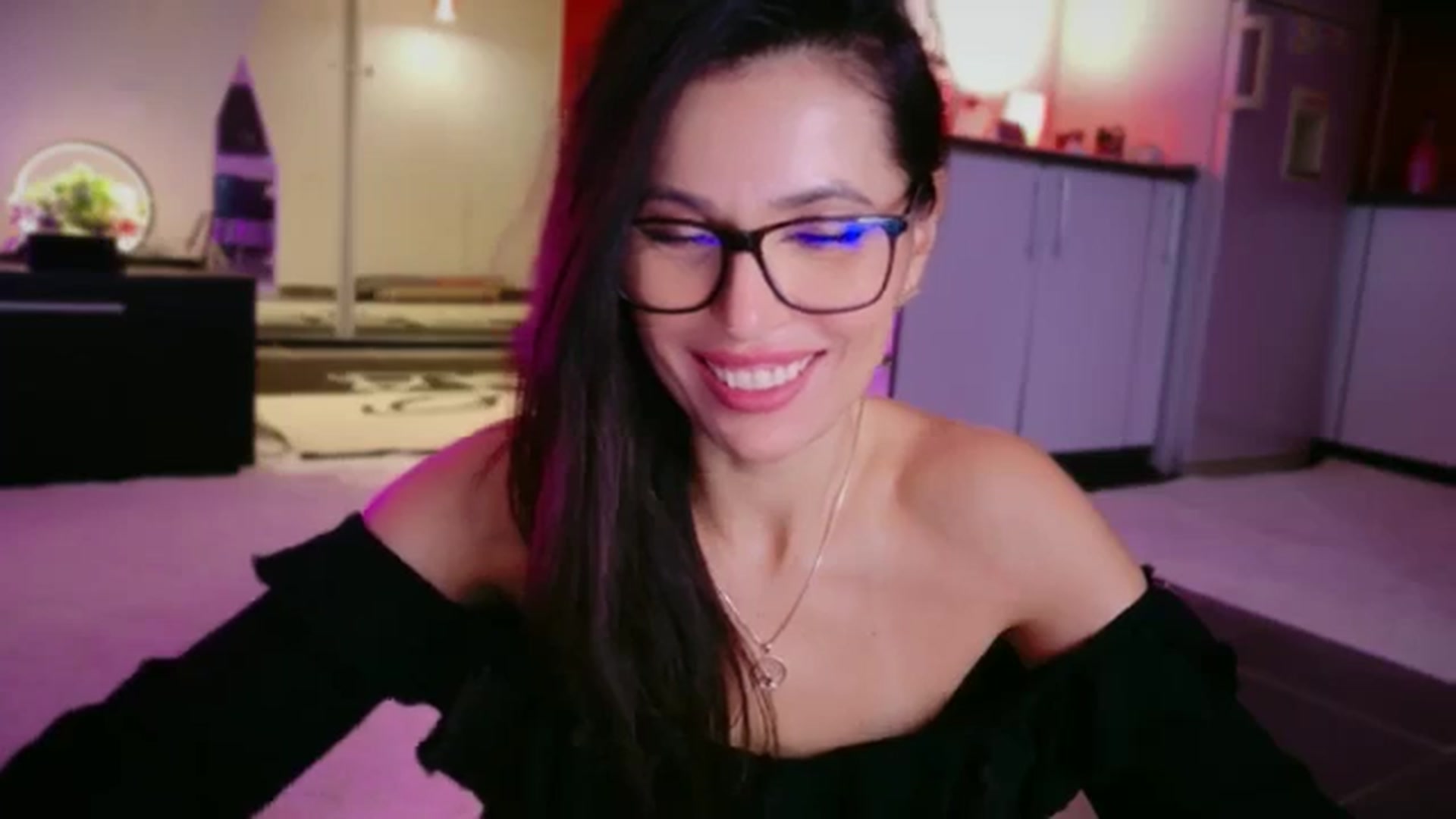 Gallery image thumbnail from SmileyTinaa's myfreecams stream on, 12/19/2025, 04:44 image 13 of 20