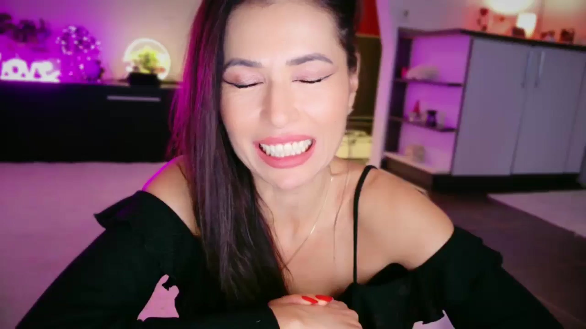 Gallery image thumbnail from SmileyTinaa's myfreecams stream on, 12/19/2025, 04:44 image 3 of 20