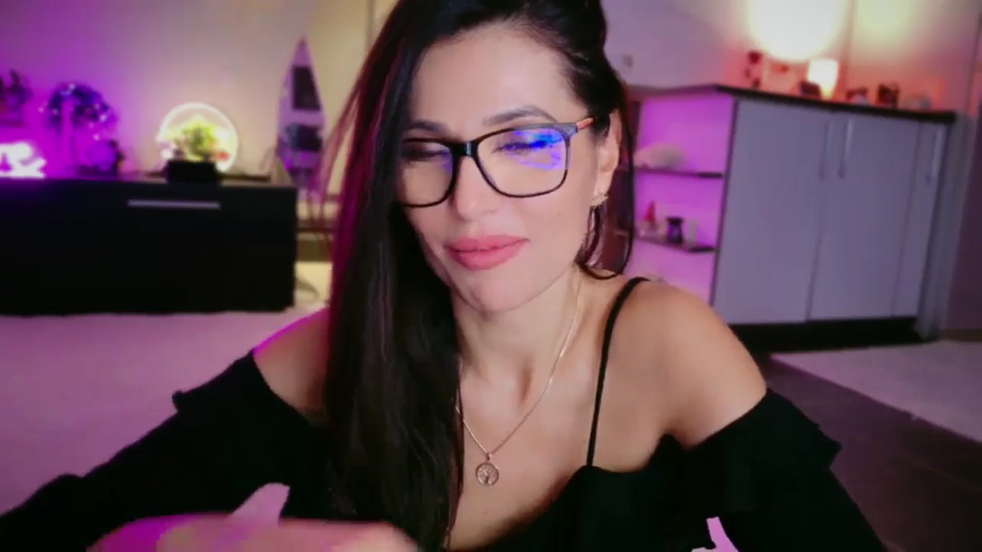 Gallery image thumbnail from SmileyTinaa's myfreecams stream on, 12/19/2025, 04:44 image 9 of 20