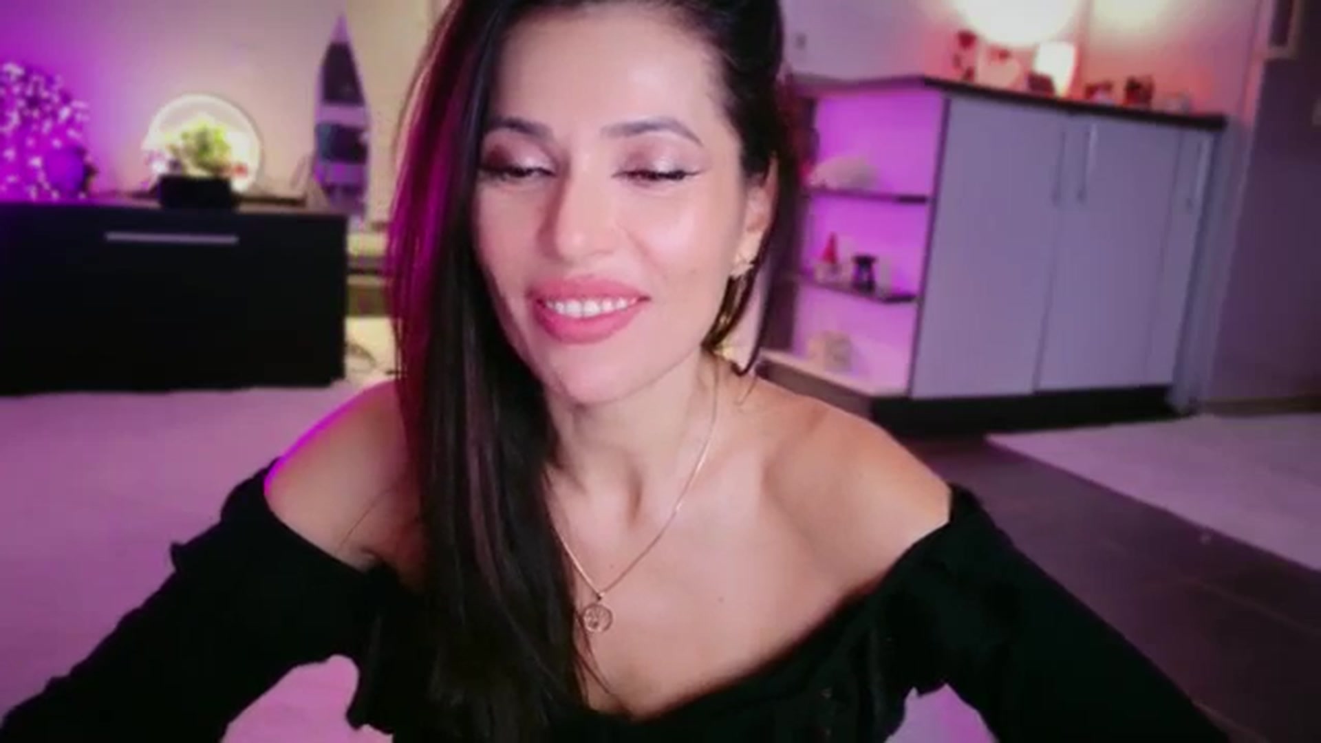 Gallery image thumbnail from SmileyTinaa's myfreecams stream on, 12/19/2025, 04:44 image 14 of 20