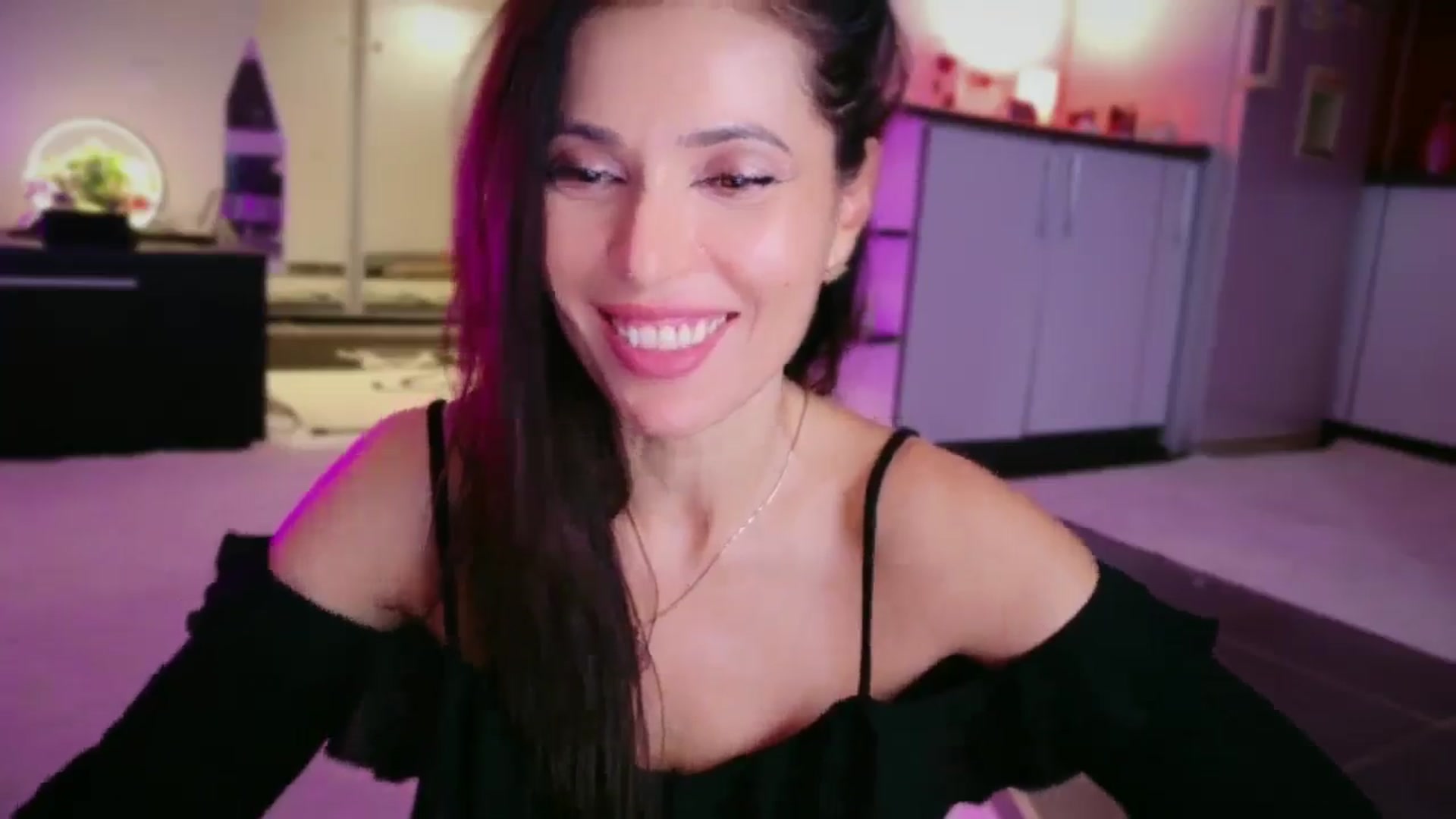 Gallery image thumbnail from SmileyTinaa's myfreecams stream on, 12/19/2025, 07:21 image 4 of 20