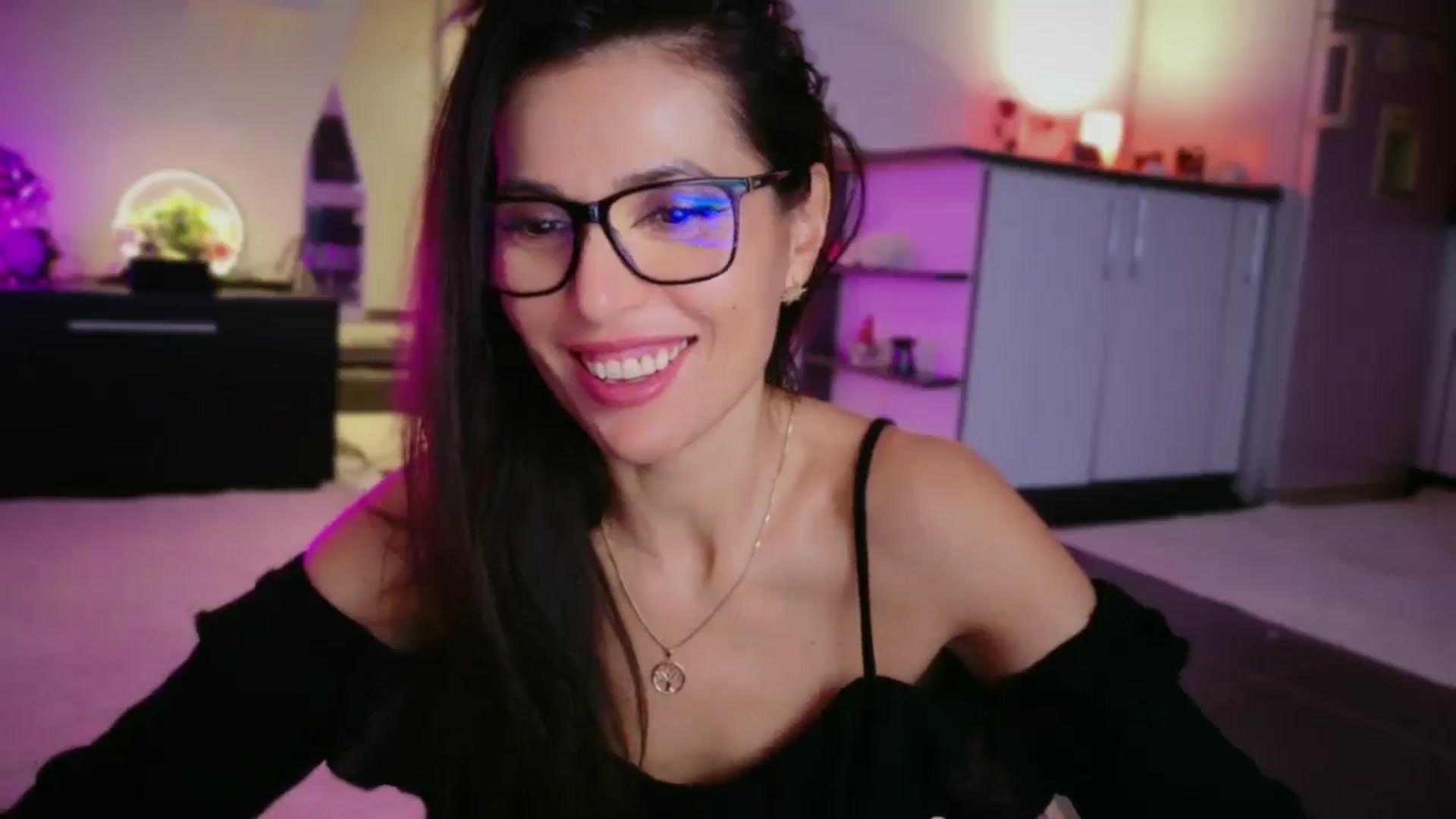 Gallery image thumbnail from SmileyTinaa's myfreecams stream on, 12/19/2025, 07:21 image 20 of 20
