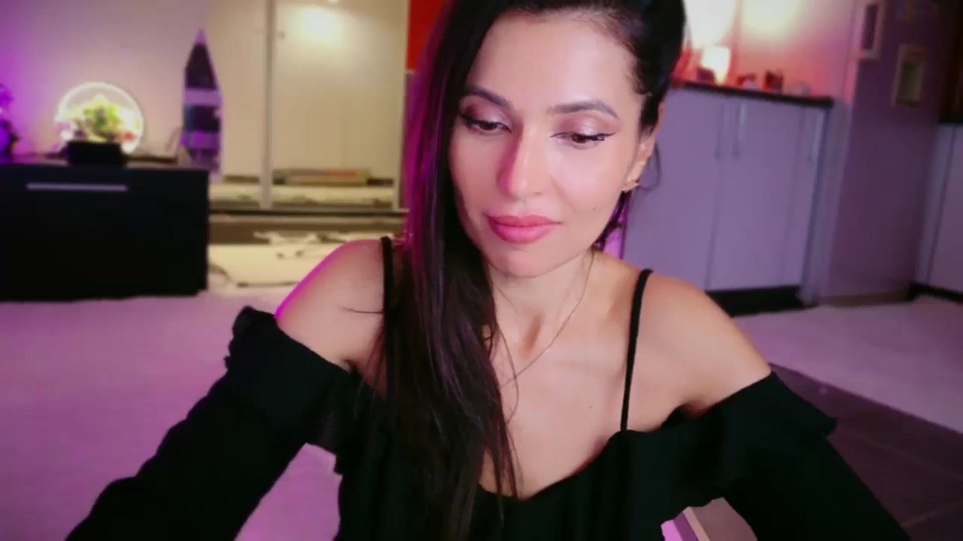 Gallery image thumbnail from SmileyTinaa's myfreecams stream on, 12/19/2025, 07:21 image 5 of 20