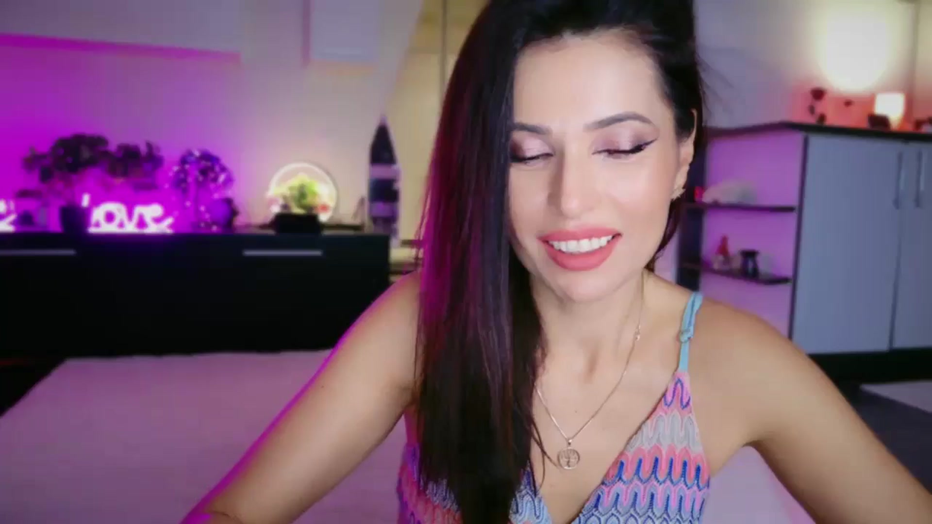 Gallery image thumbnail from SmileyTinaa's myfreecams stream on, 12/19/2025, 22:14 image 18 of 20