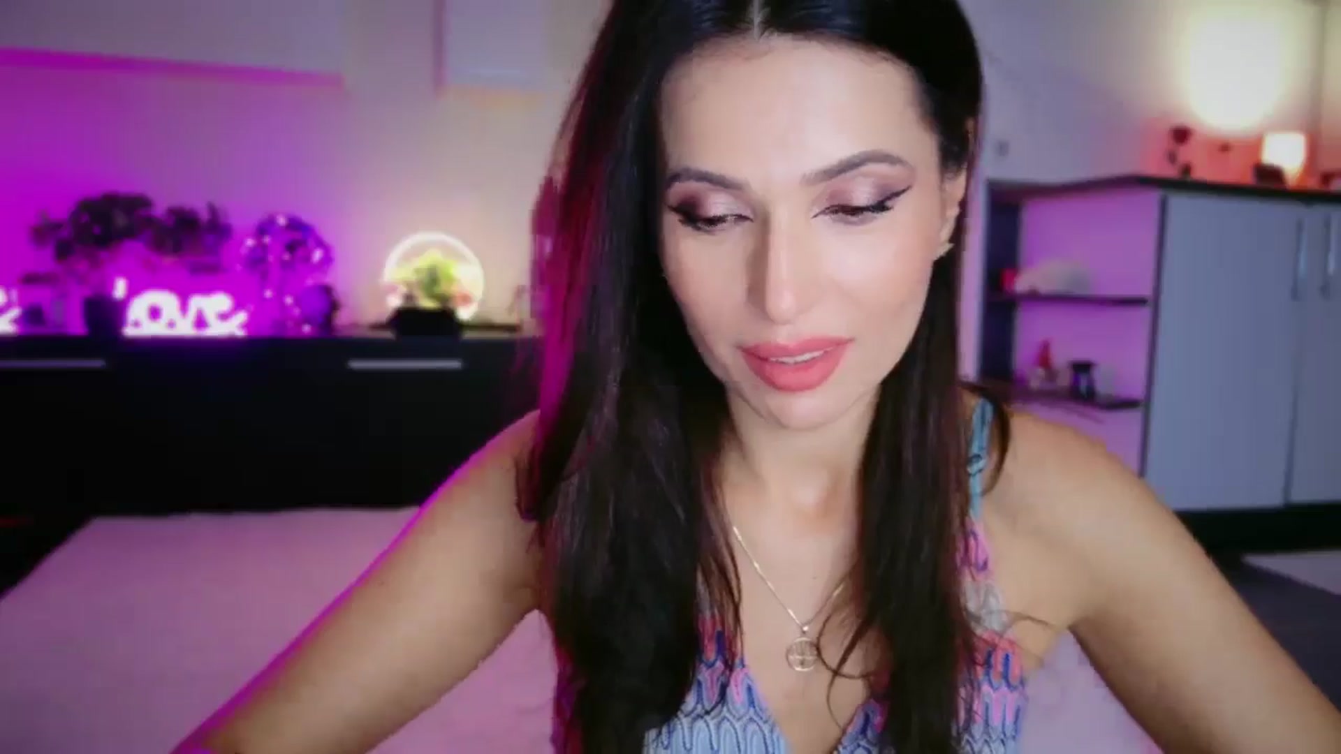 Gallery image thumbnail from SmileyTinaa's myfreecams stream on, 12/19/2025, 22:14 image 17 of 20