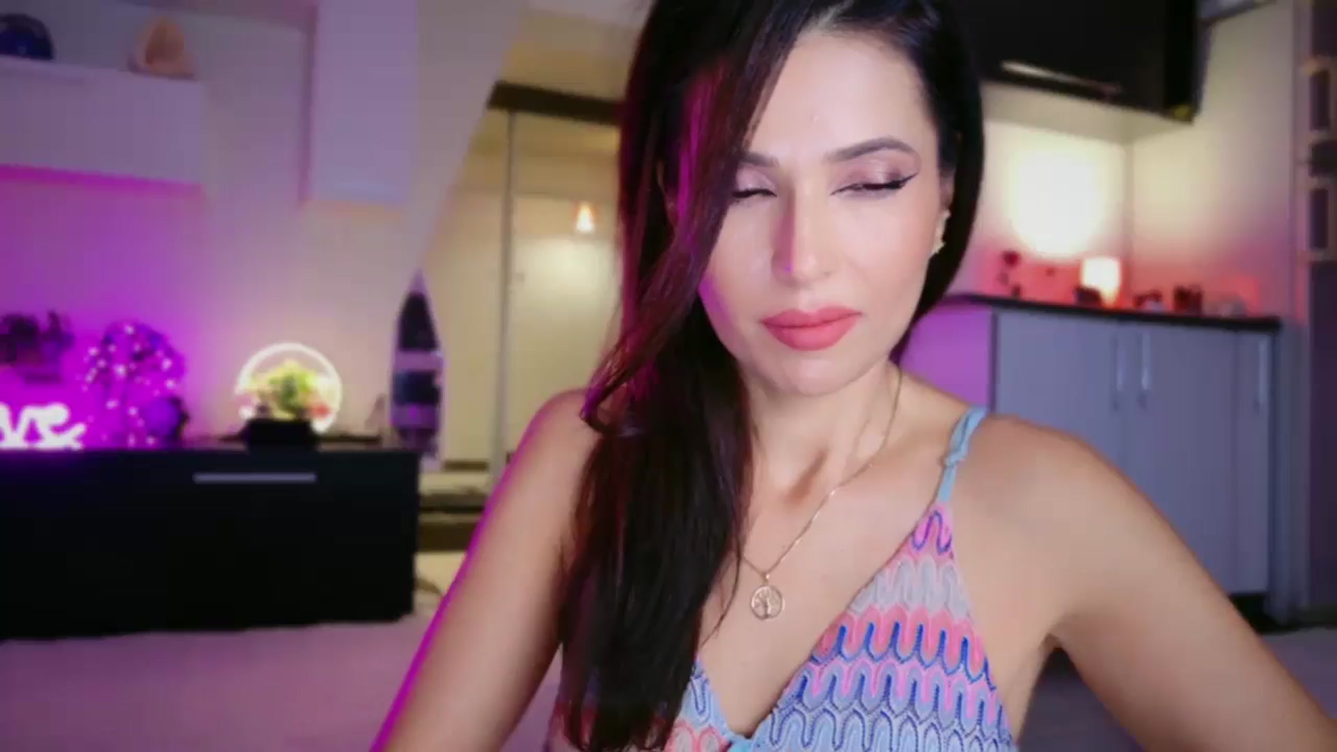Gallery image thumbnail from SmileyTinaa's myfreecams stream on, 12/19/2025, 22:14 image 1 of 20
