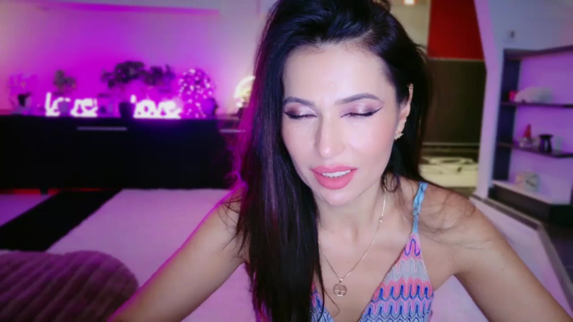 Gallery image thumbnail from SmileyTinaa's myfreecams stream on, 12/19/2025, 23:54 image 6 of 20