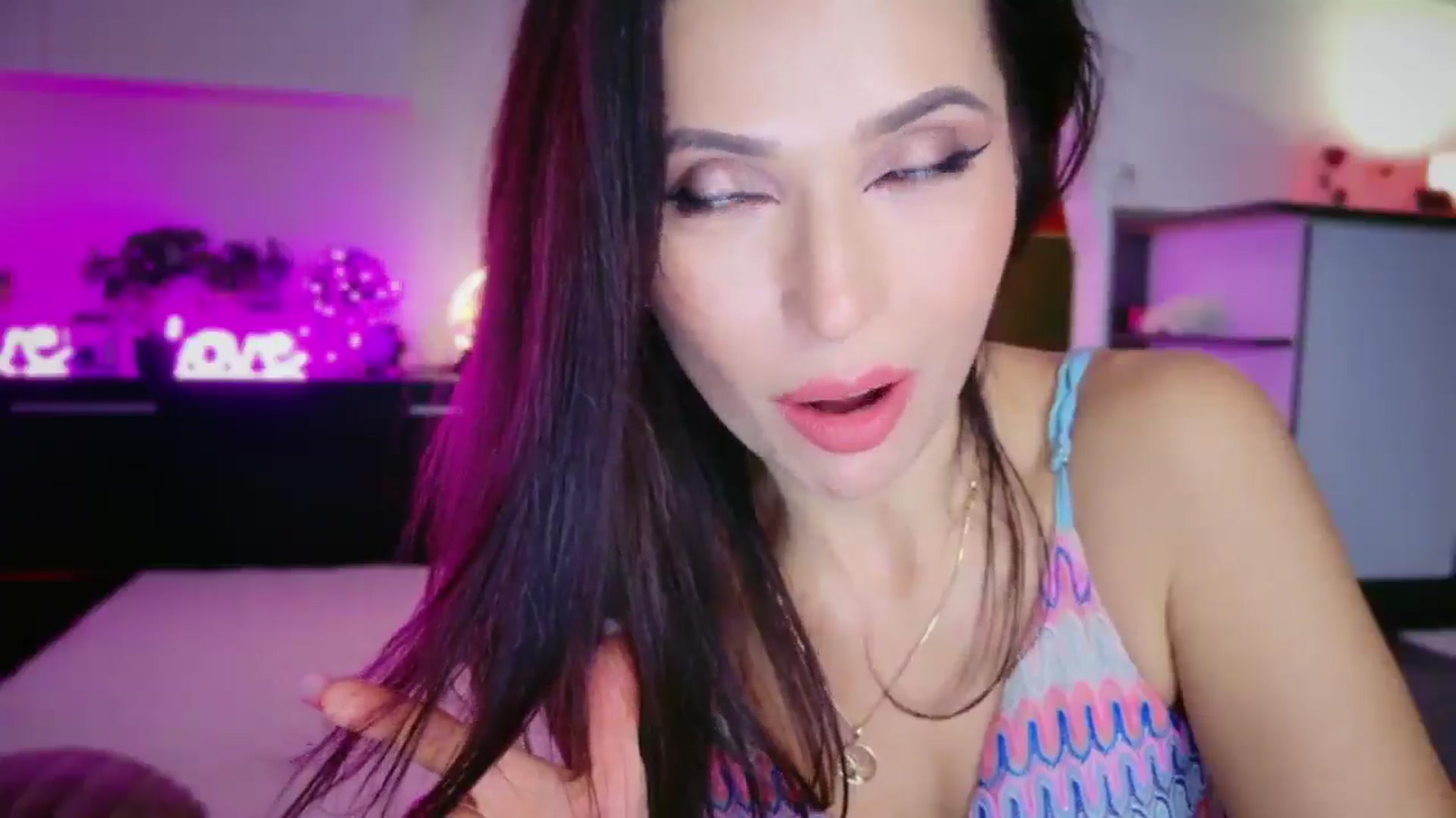 Gallery image thumbnail from SmileyTinaa's myfreecams stream on, 12/19/2025, 23:54 image 17 of 20