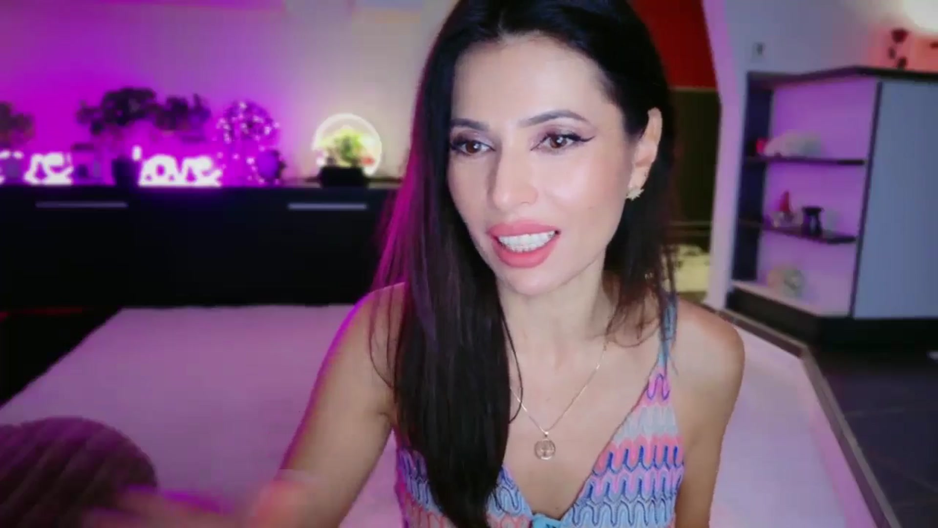 Gallery image thumbnail from SmileyTinaa's myfreecams stream on, 12/19/2025, 23:54 image 16 of 20