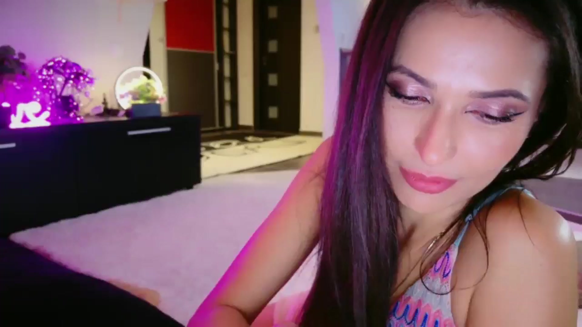 Gallery image thumbnail from SmileyTinaa's myfreecams stream on, 12/20/2025, 04:04 image 1 of 20