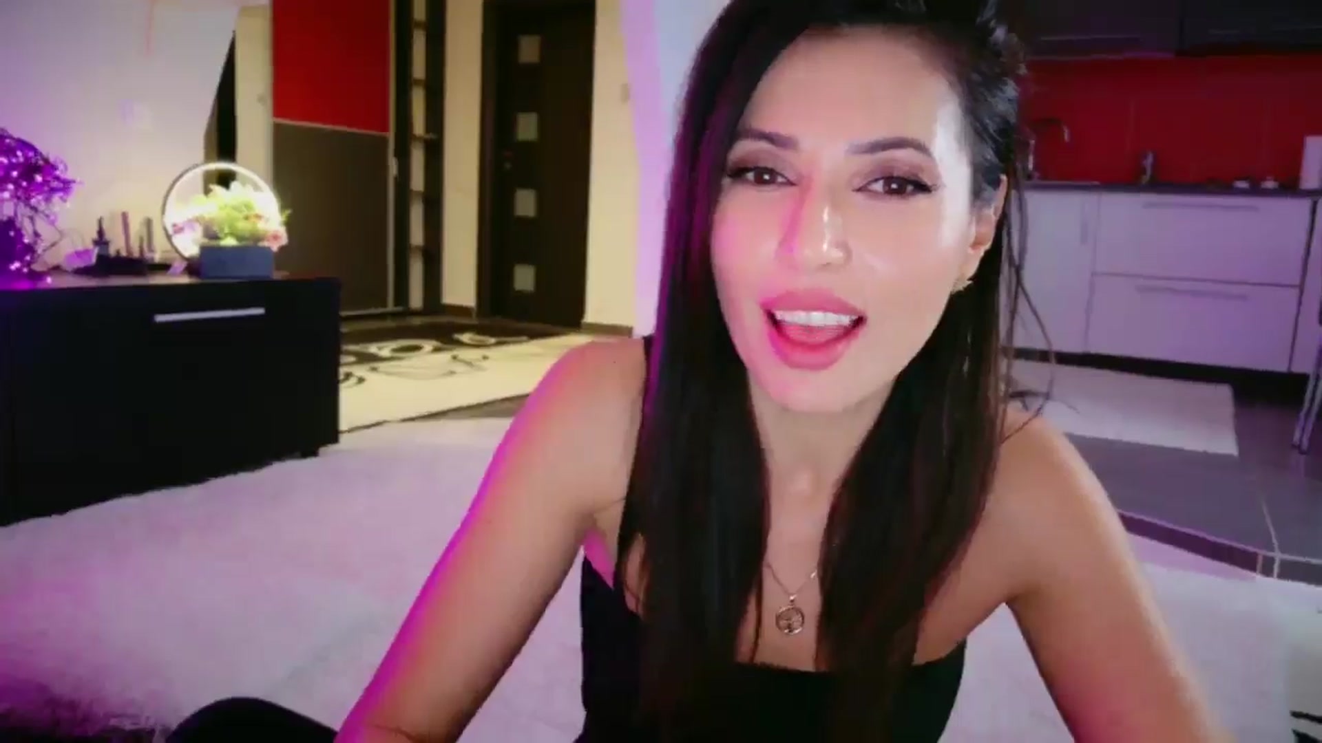 Gallery image thumbnail from SmileyTinaa's myfreecams stream on, 12/23/2025, 24:01 image 17 of 20