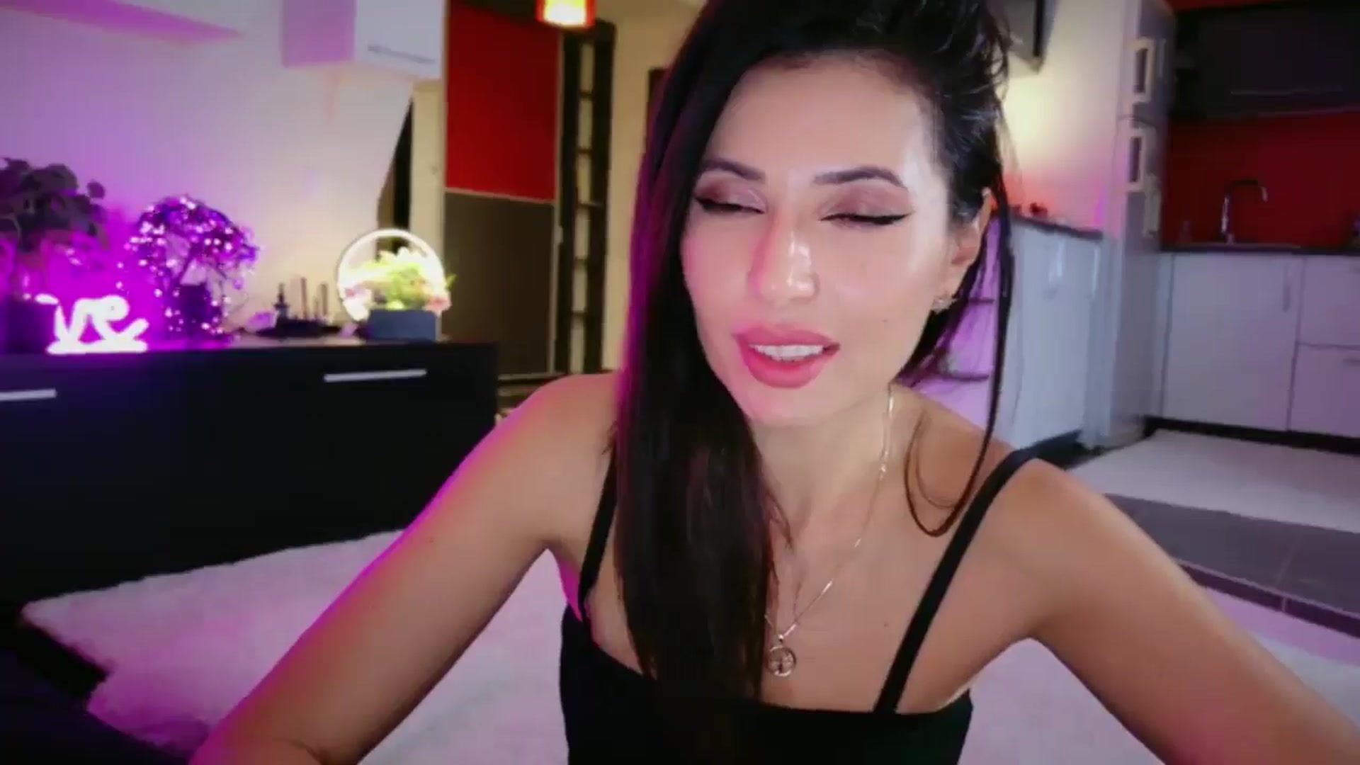 Gallery image thumbnail from SmileyTinaa's myfreecams stream on, 12/23/2025, 01:55 image 6 of 20