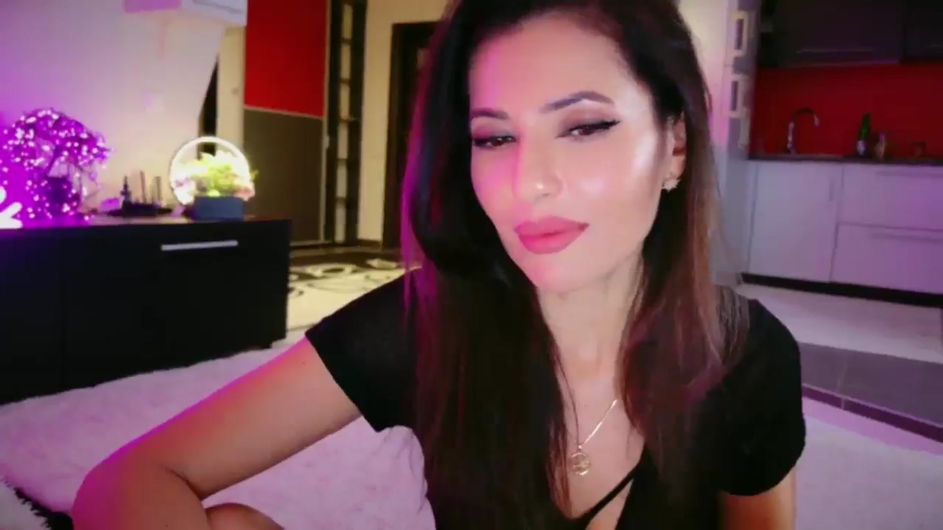 Gallery image thumbnail from SmileyTinaa's myfreecams stream on, 12/24/2025, 24:10 image 6 of 20