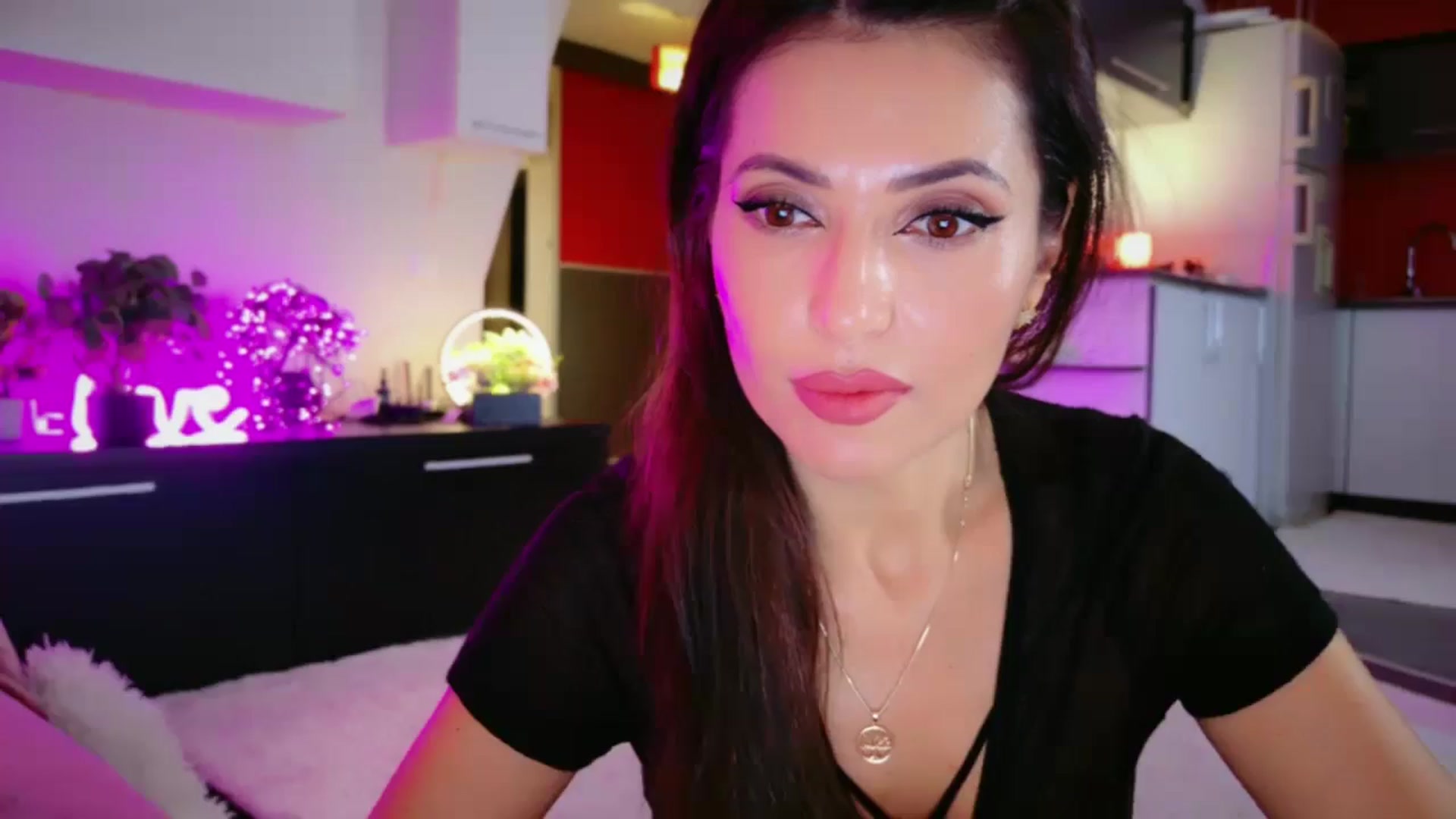 Gallery image thumbnail from SmileyTinaa's myfreecams stream on, 12/24/2025, 24:10 image 2 of 20