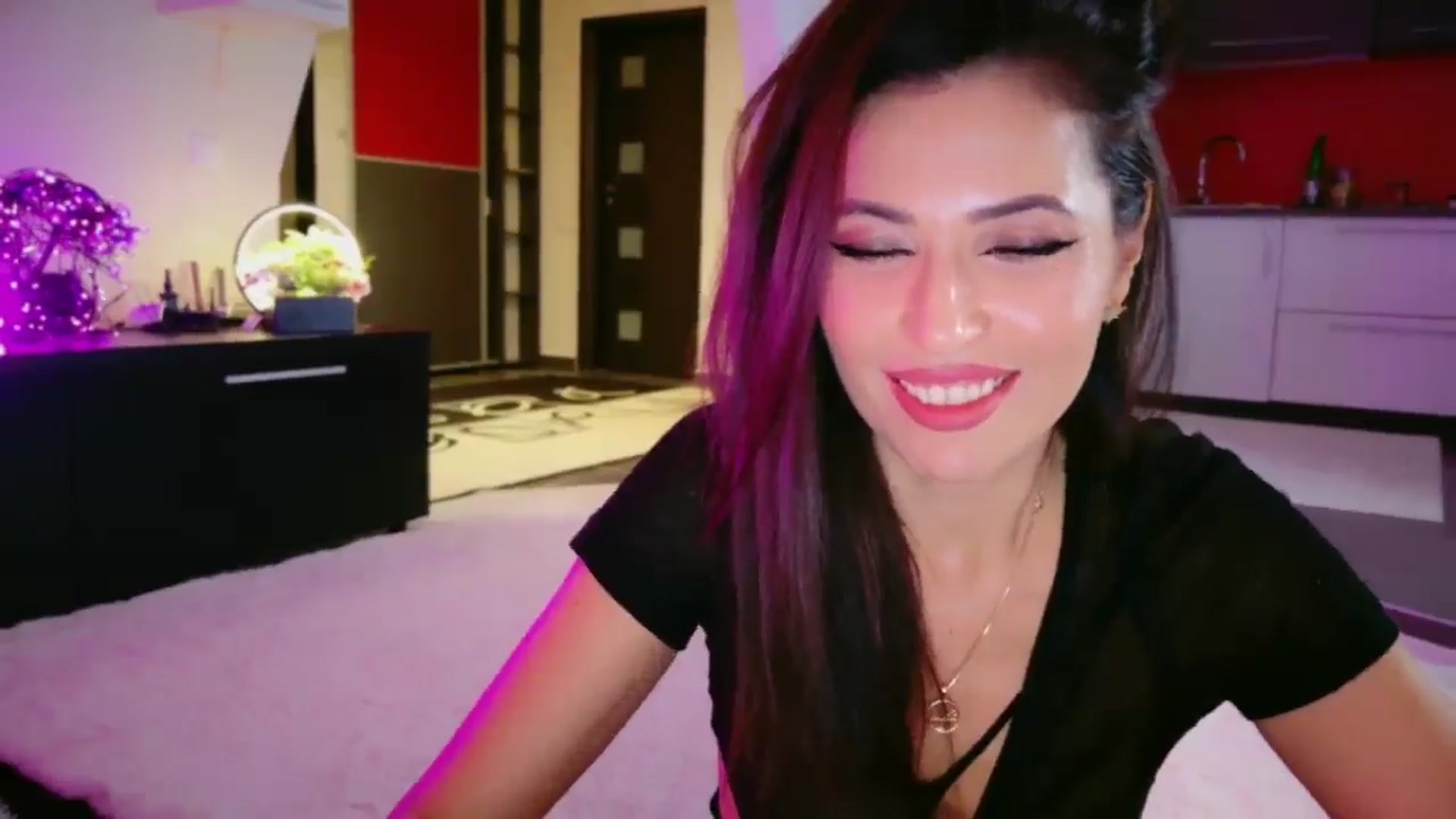 Gallery image thumbnail from SmileyTinaa's myfreecams stream on, 12/24/2025, 24:10 image 9 of 20