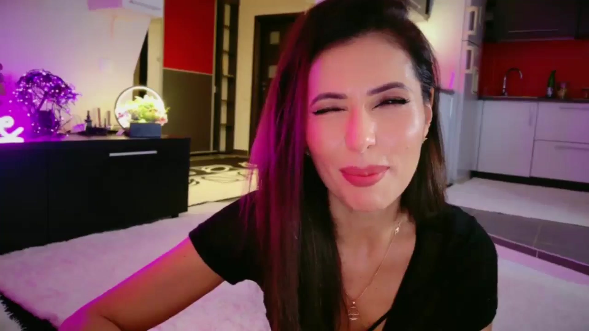 Gallery image thumbnail from SmileyTinaa's myfreecams stream on, 12/24/2025, 24:10 image 10 of 20