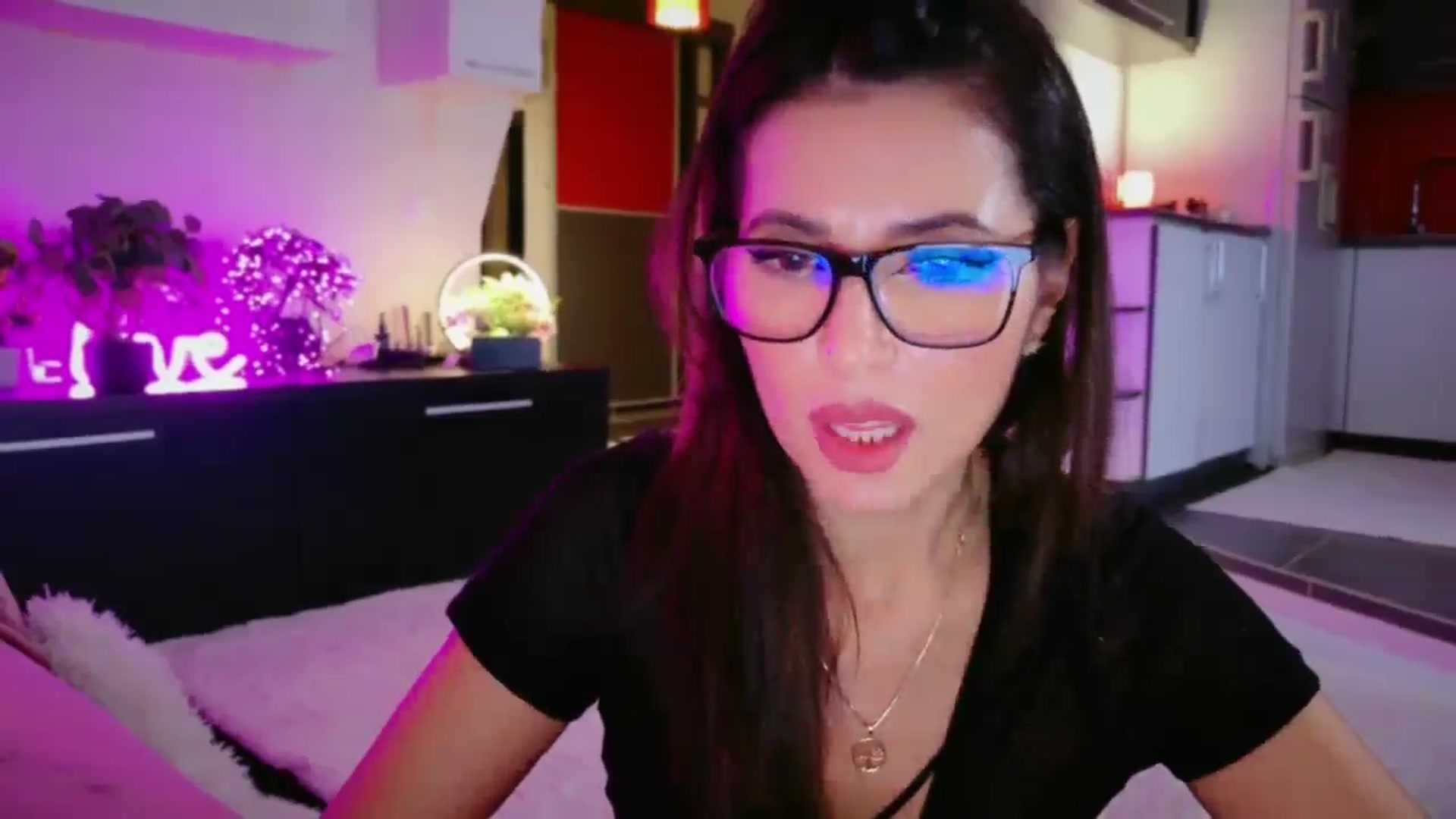 Gallery image thumbnail from SmileyTinaa's myfreecams stream on, 12/24/2025, 24:10 image 3 of 20