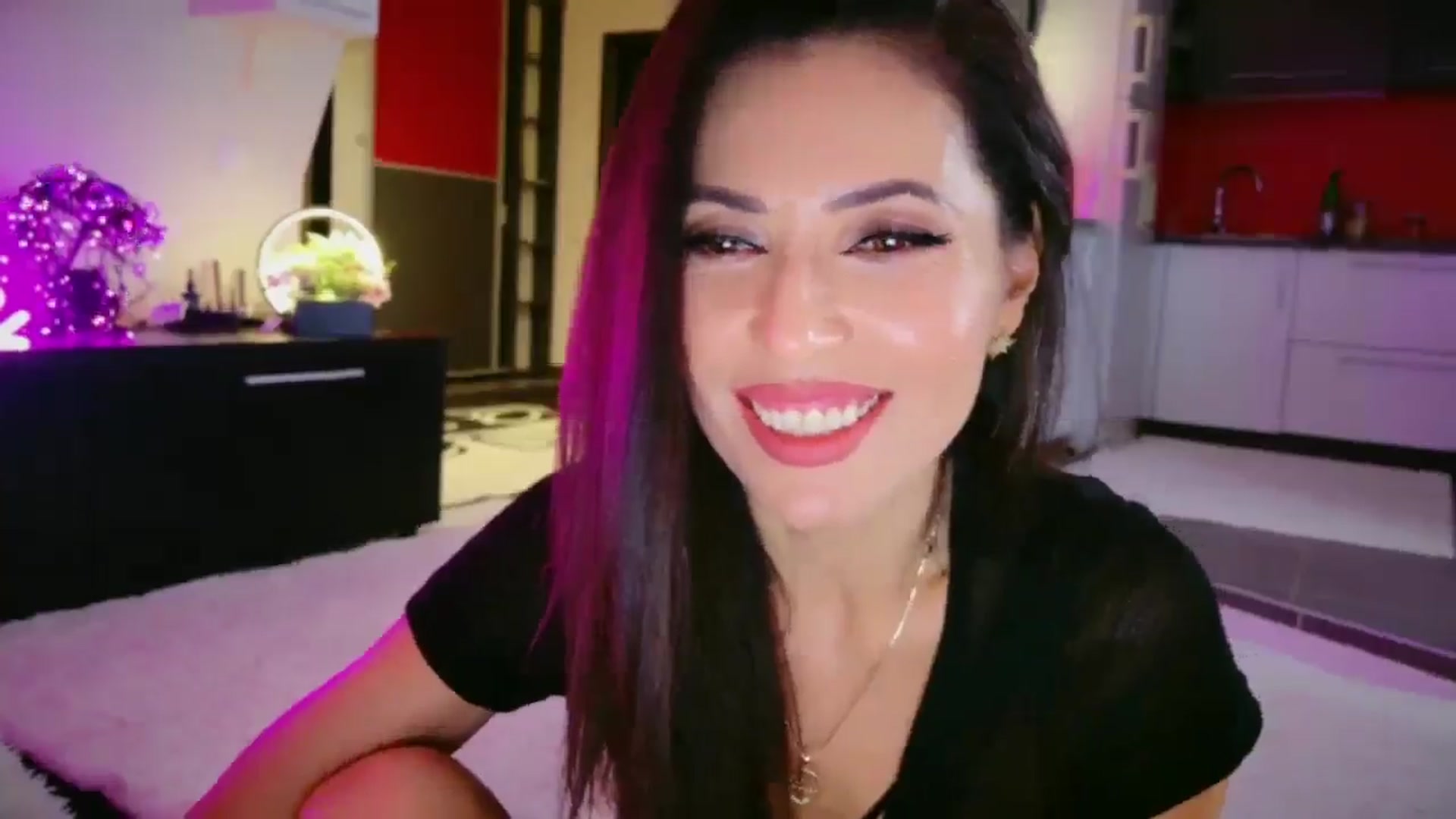 Gallery image thumbnail from SmileyTinaa's myfreecams stream on, 12/24/2025, 24:10 image 5 of 20