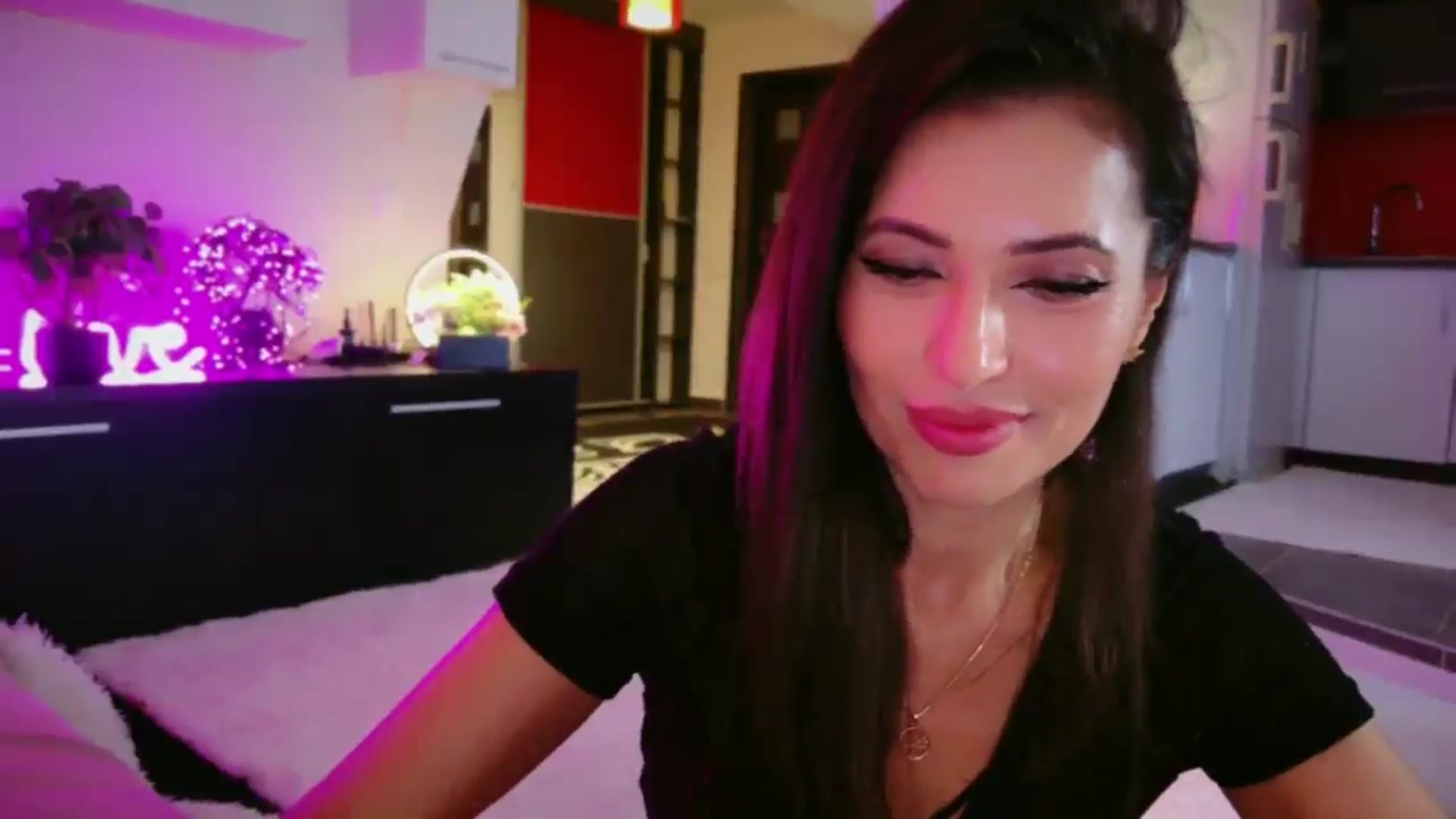 Gallery image thumbnail from SmileyTinaa's myfreecams stream on, 12/24/2025, 02:24 image 3 of 20