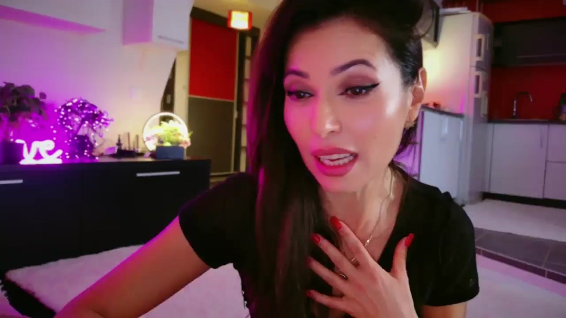 Gallery image thumbnail from SmileyTinaa's myfreecams stream on, 12/24/2025, 03:47 image 11 of 20