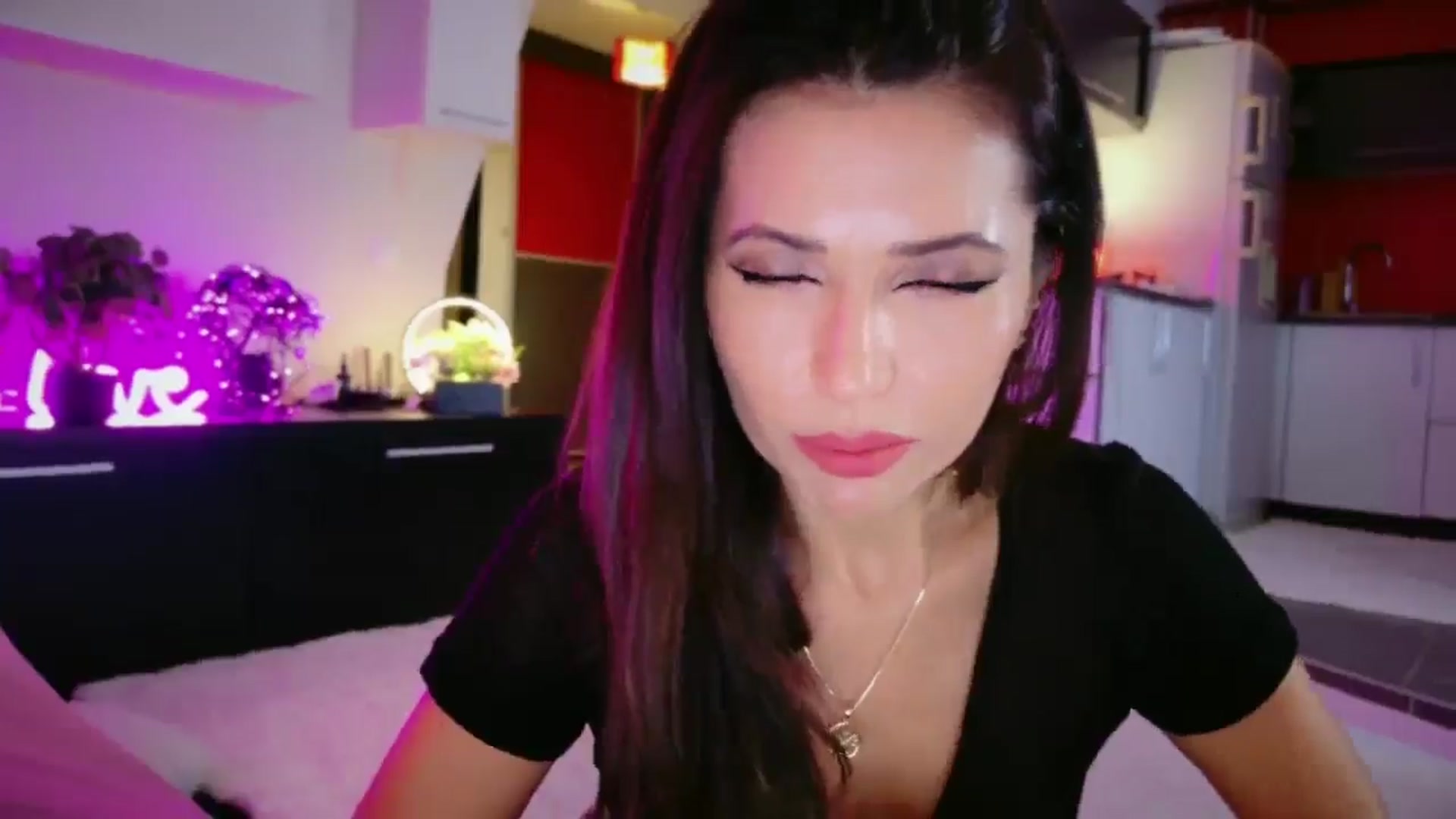 Gallery image thumbnail from SmileyTinaa's myfreecams stream on, 12/29/2025, 22:34 image 2 of 20
