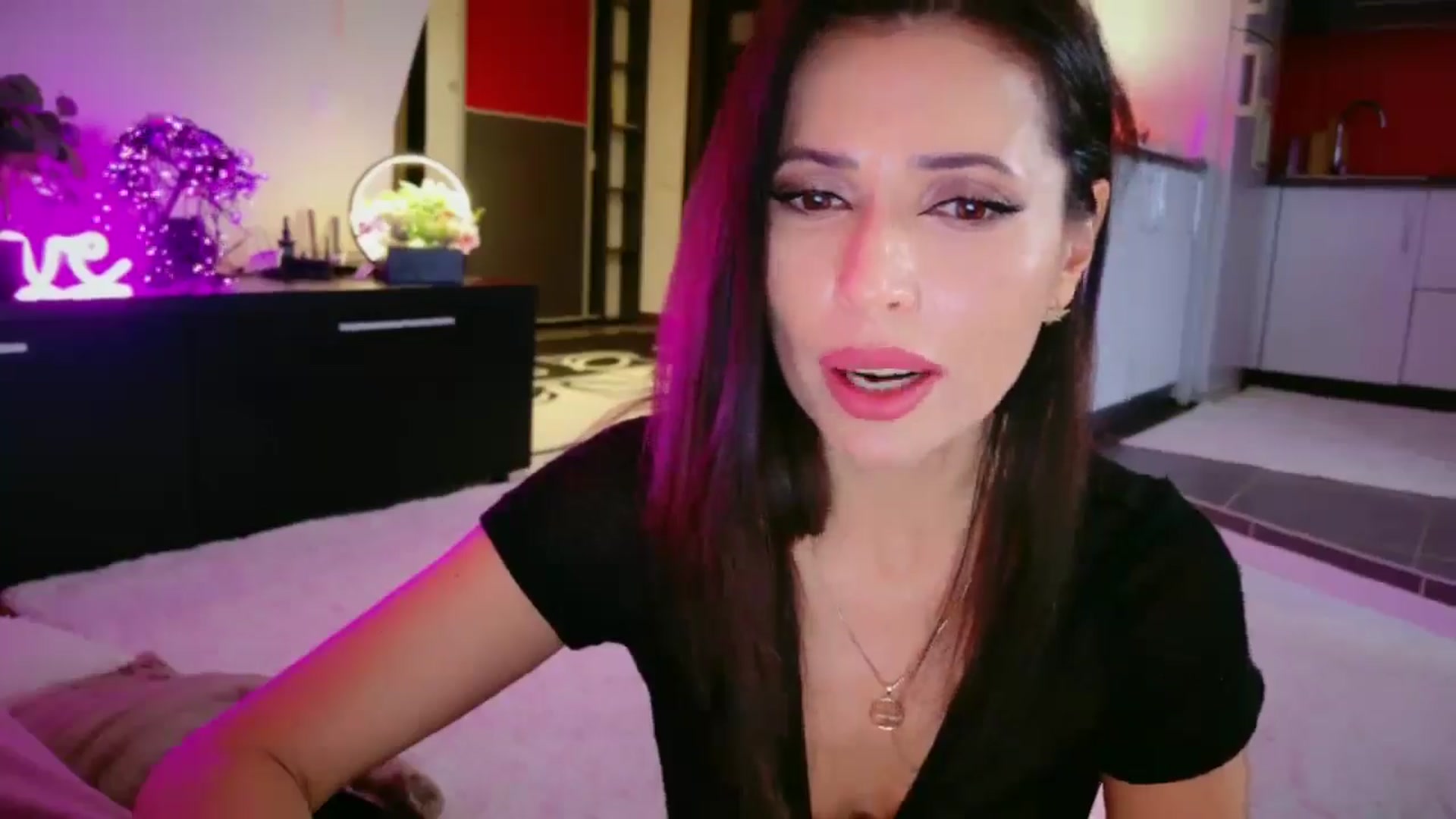 Gallery image thumbnail from SmileyTinaa's myfreecams stream on, 12/30/2025, 24:04 image 6 of 20