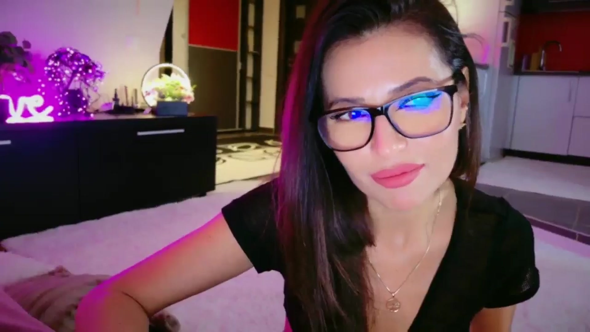 Gallery image thumbnail from SmileyTinaa's myfreecams stream on, 12/30/2025, 24:04 image 11 of 20