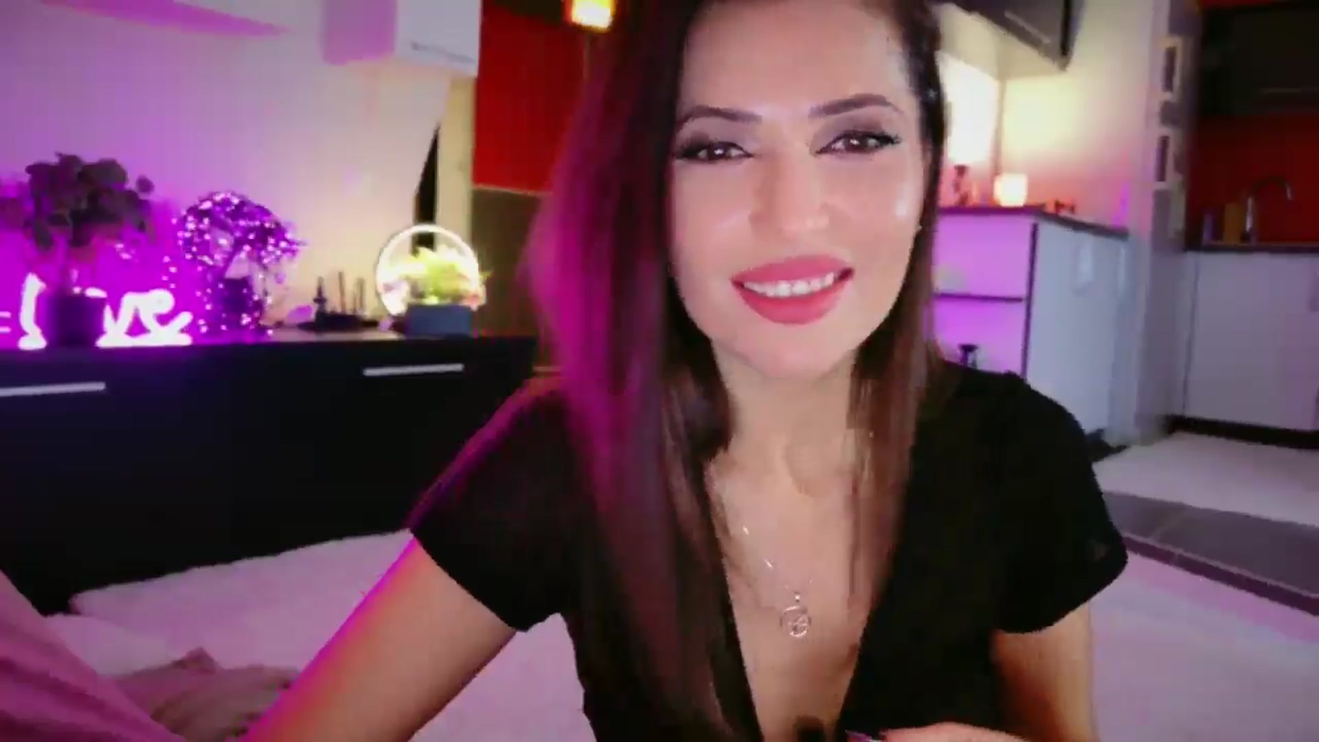Gallery image thumbnail from SmileyTinaa's myfreecams stream on, 12/30/2025, 24:04 image 2 of 20