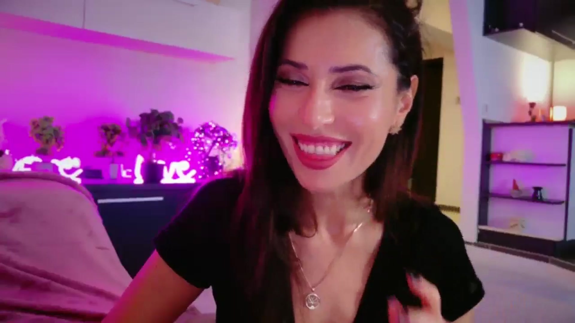 Gallery image thumbnail from SmileyTinaa's myfreecams stream on, 12/30/2025, 24:04 image 15 of 20