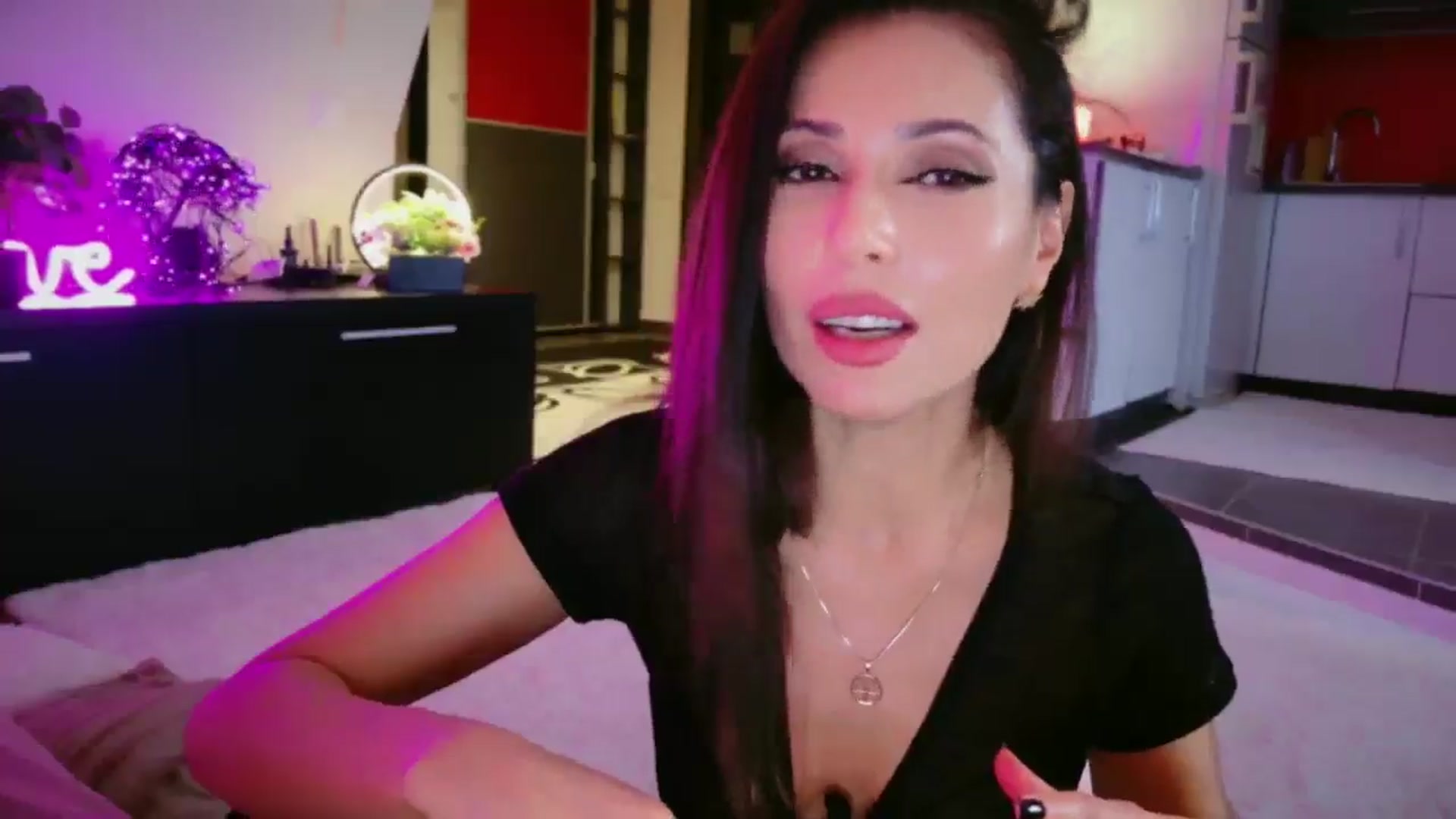 Gallery image thumbnail from SmileyTinaa's myfreecams stream on, 12/30/2025, 24:04 image 13 of 20