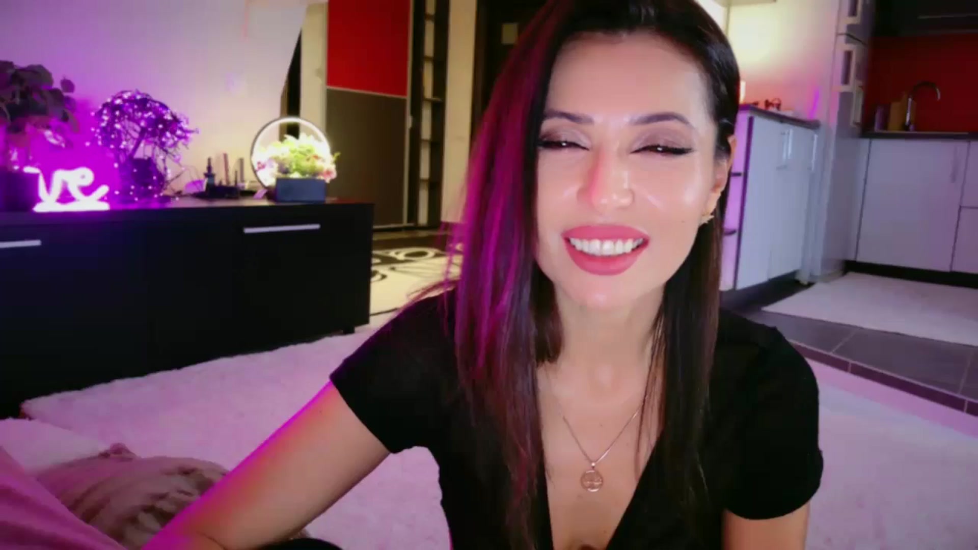 Gallery image thumbnail from SmileyTinaa's myfreecams stream on, 12/30/2025, 24:04 image 4 of 20